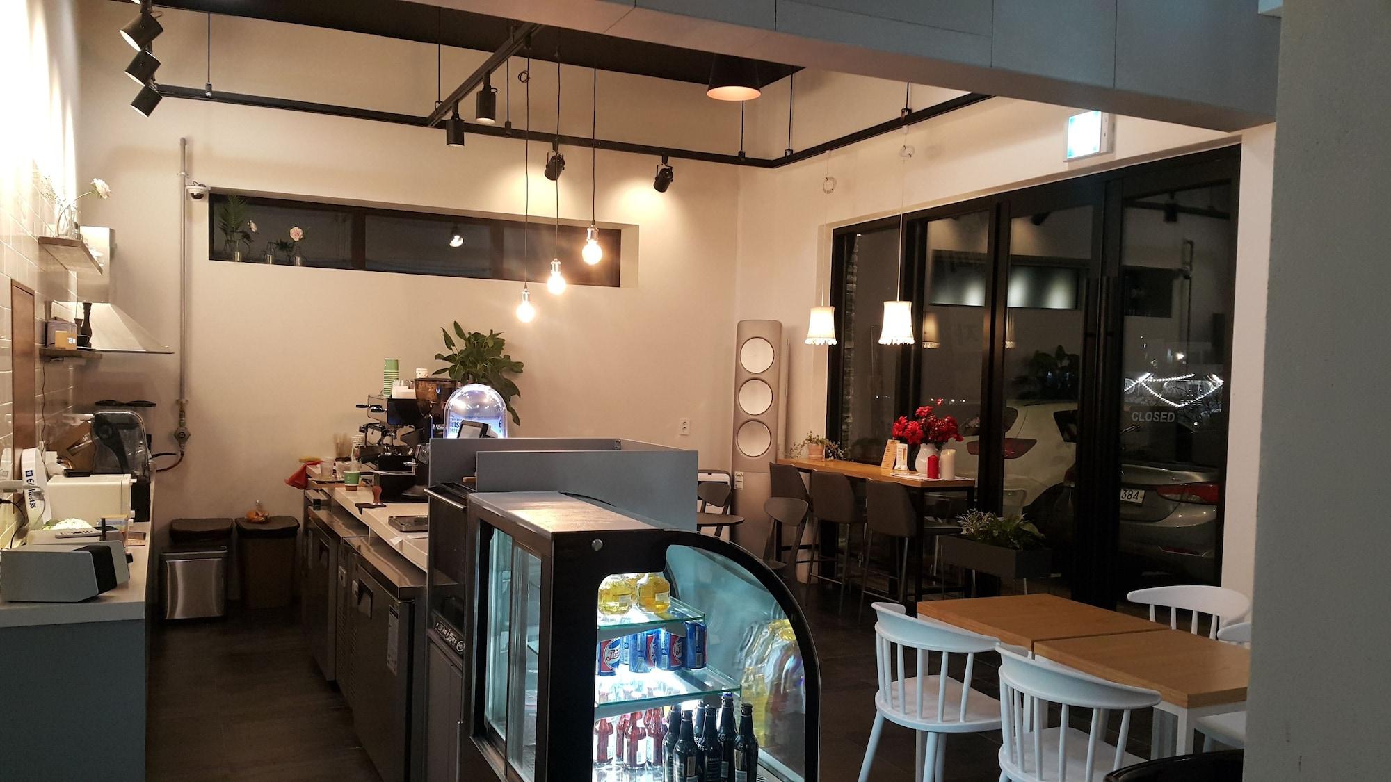 Bar/Salón Interlaken Pension in Gapyeong