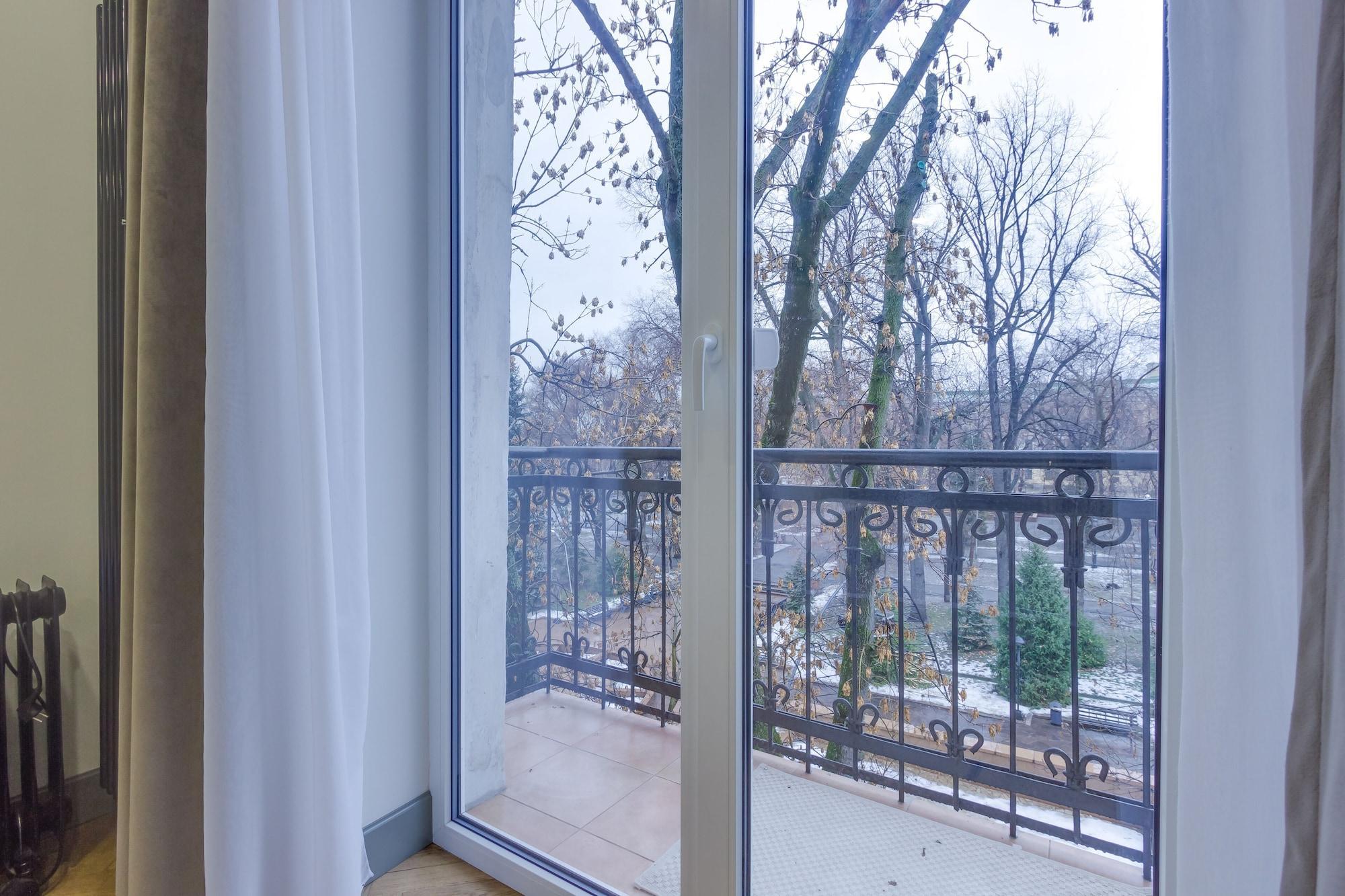 Vista Exterior Opera Apartments