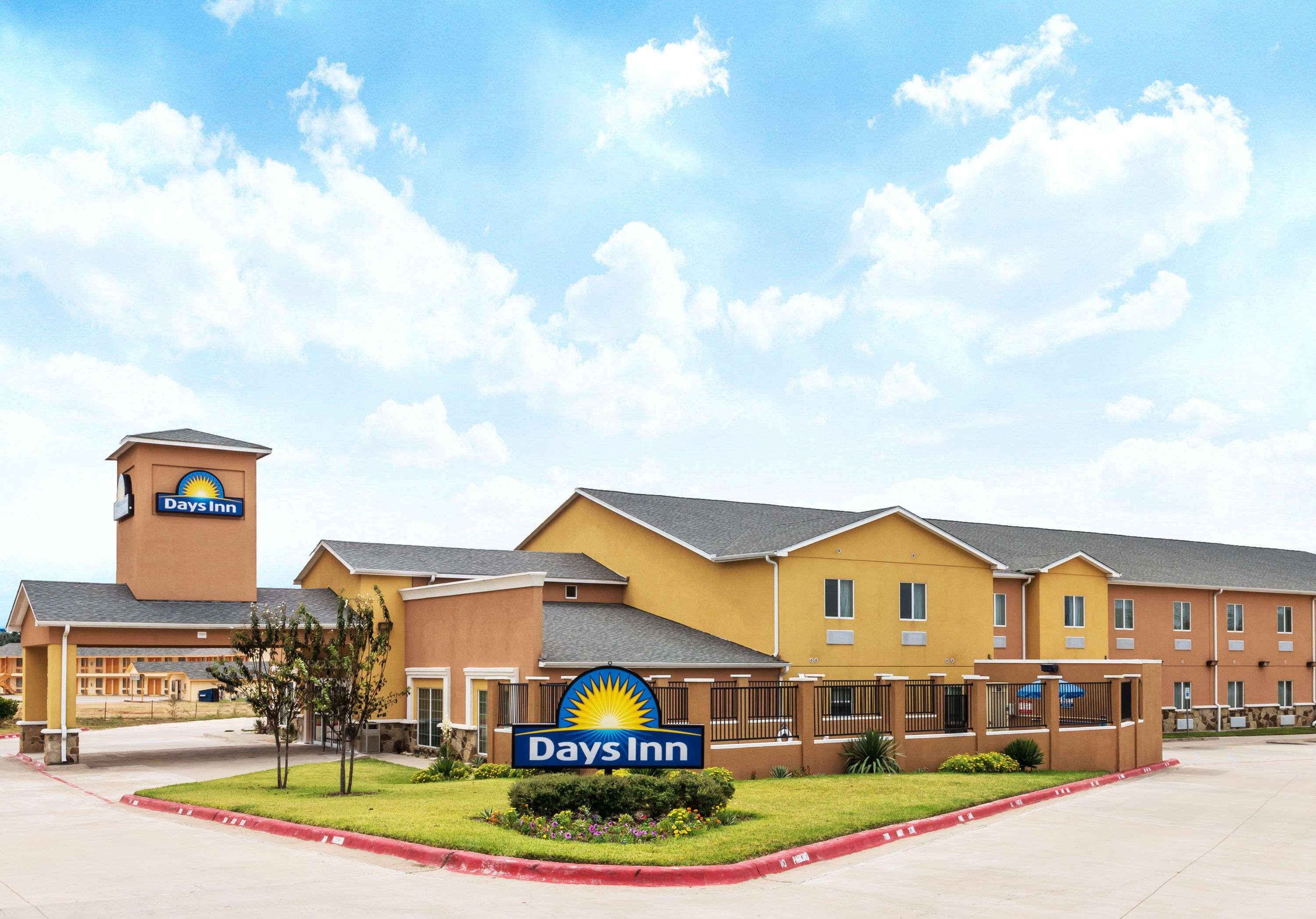 Vista Exterior Days Inn by Wyndham Rockdale Texas