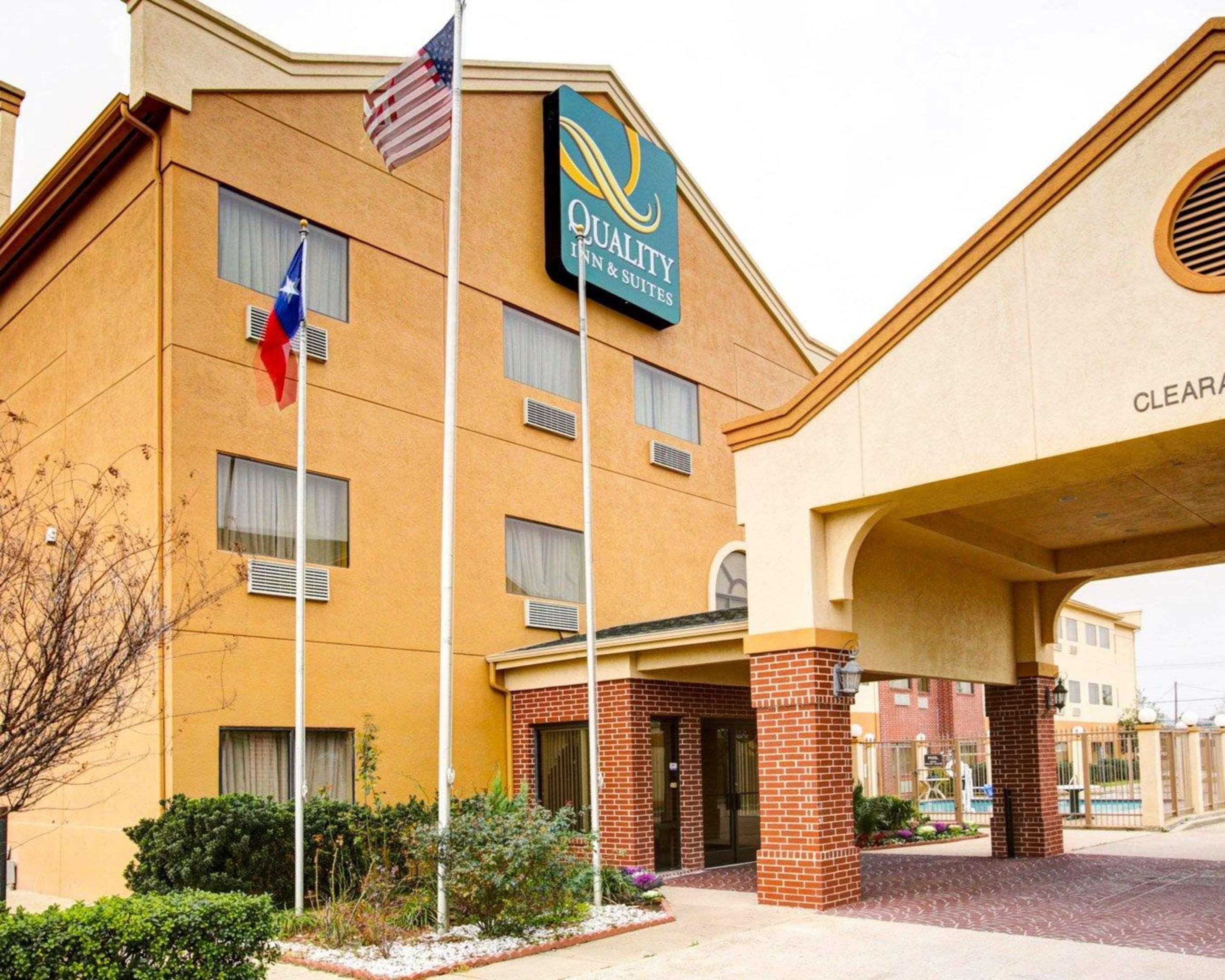 Vista Exterior Quality Inn & Suites 