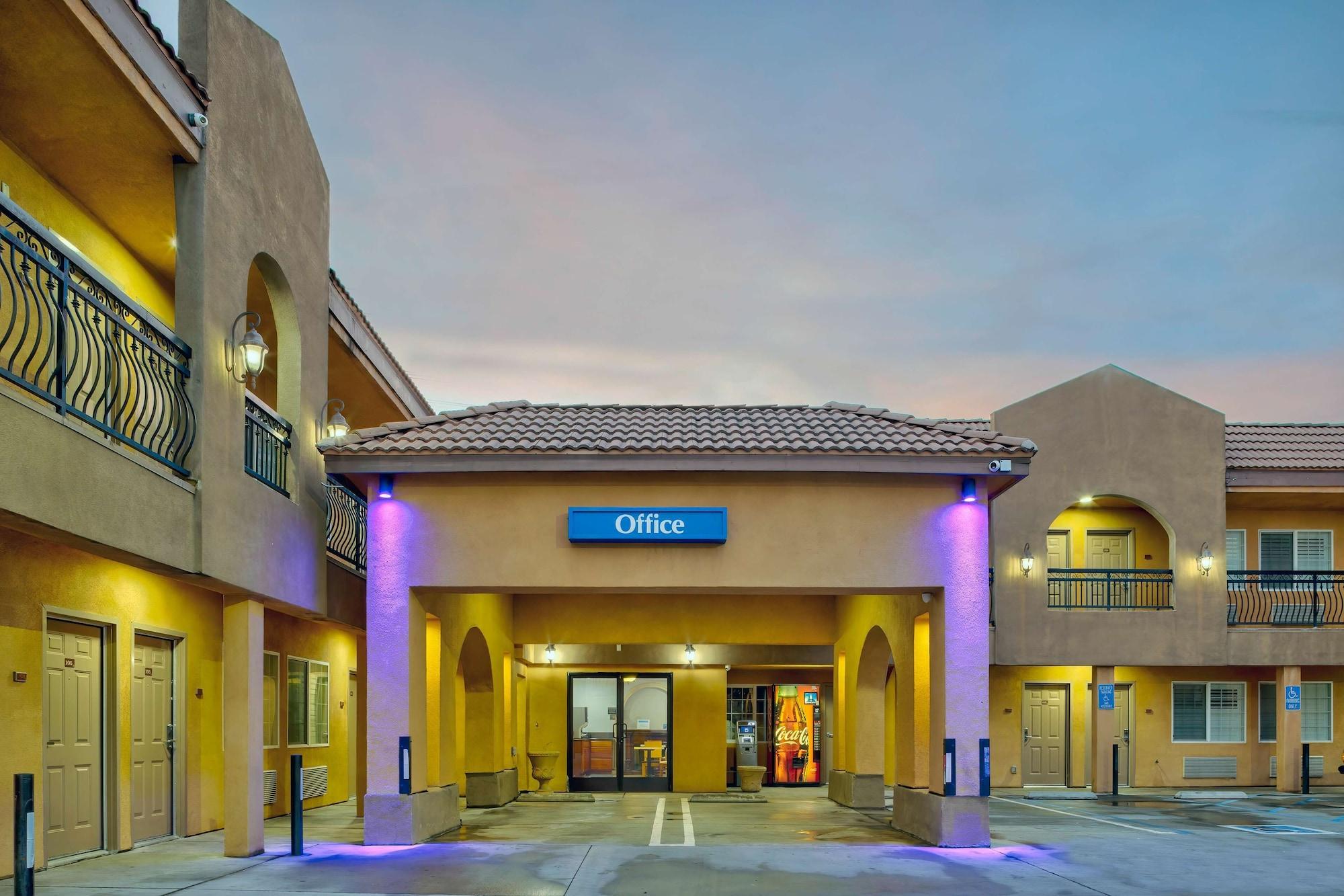 Vista Exterior Motel 6 South Gate, CA