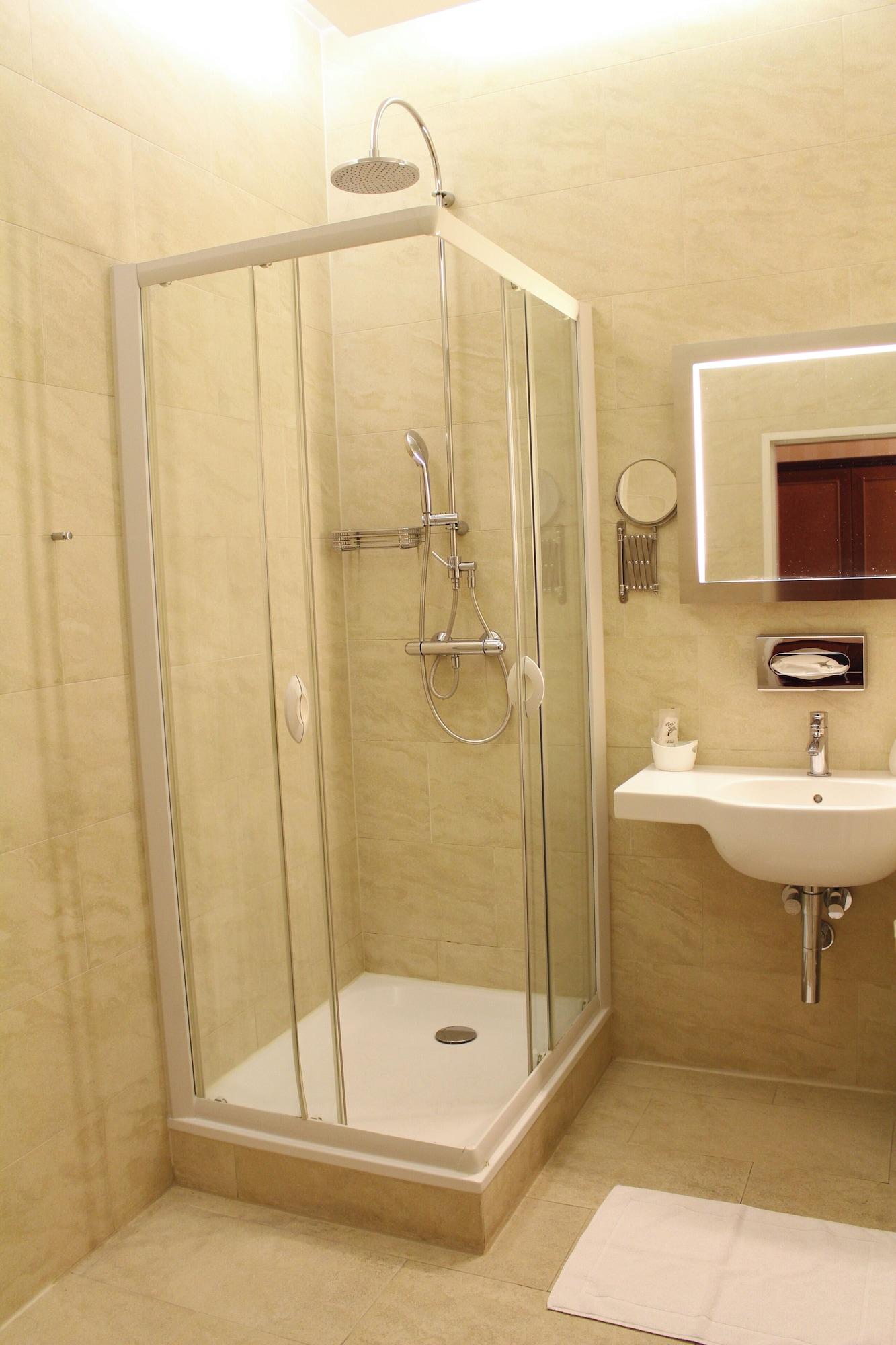 Equipamiento de Habitación Opera Suites - Self Check-in