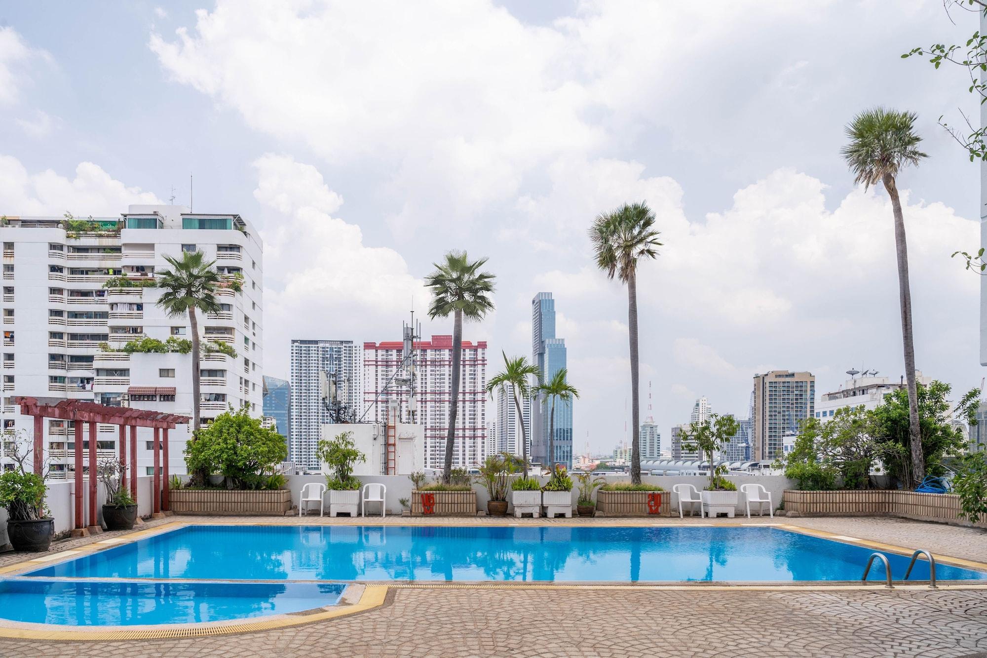 Vista Piscina Baiyoke Suite Hotel