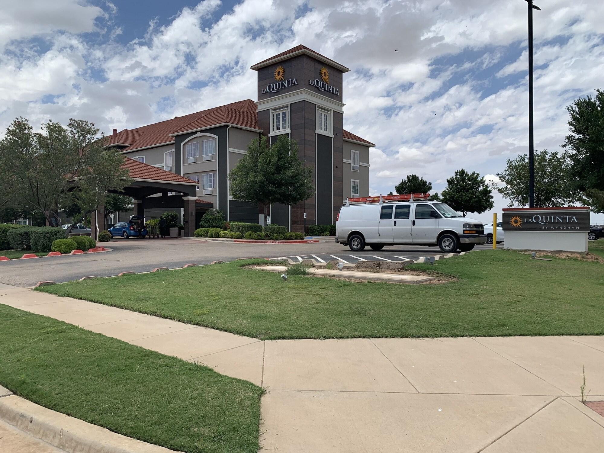 Vista Exterior La Quinta Inn & Suites by Wyndham Lubbock North