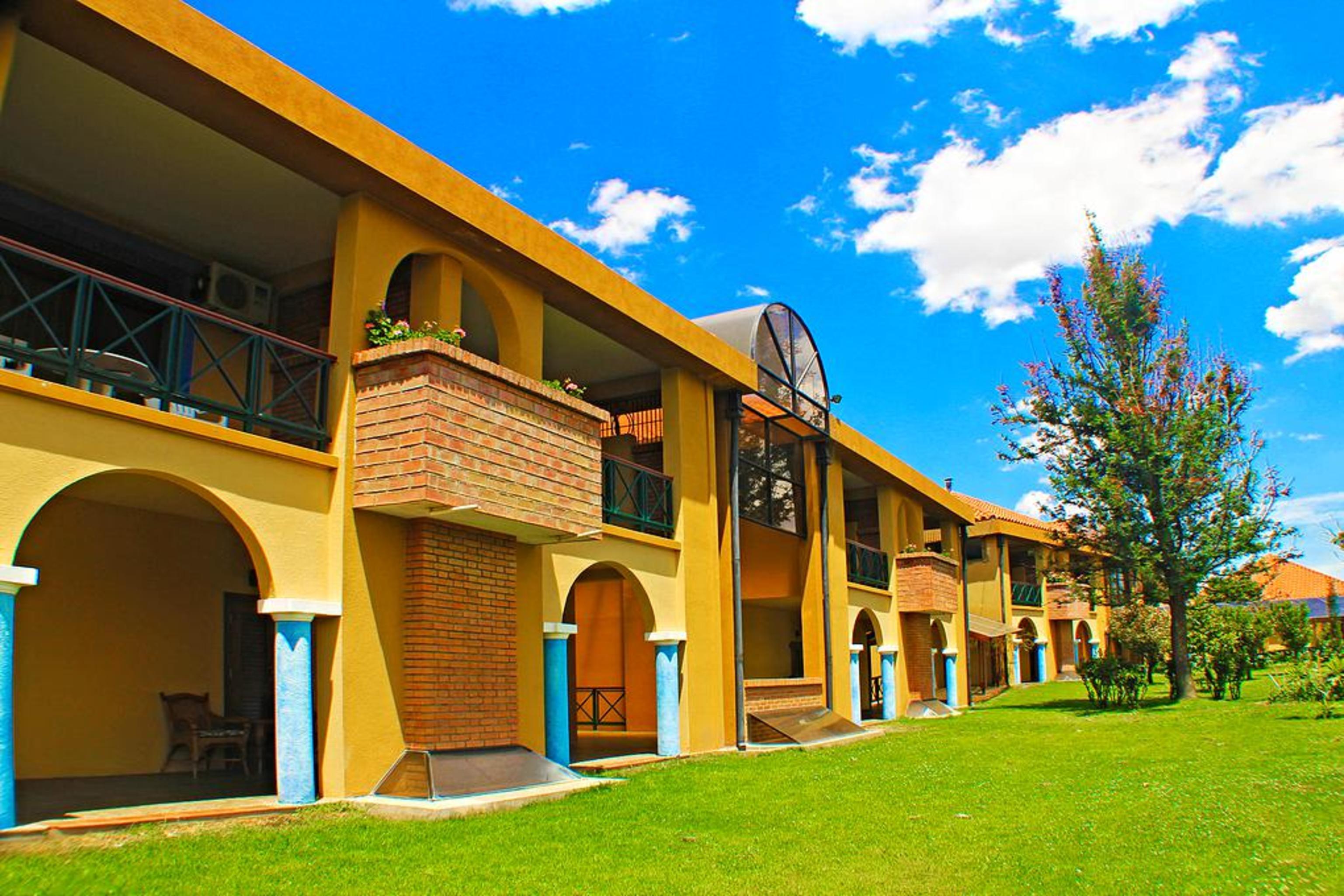 Vista Exterior Los Parrales Resort Hotel