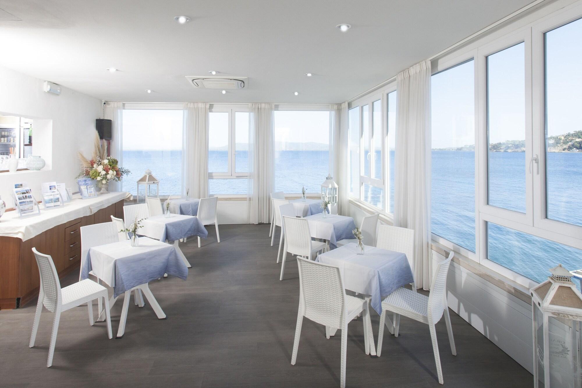 Bar/Salón Hotel La Caletta
