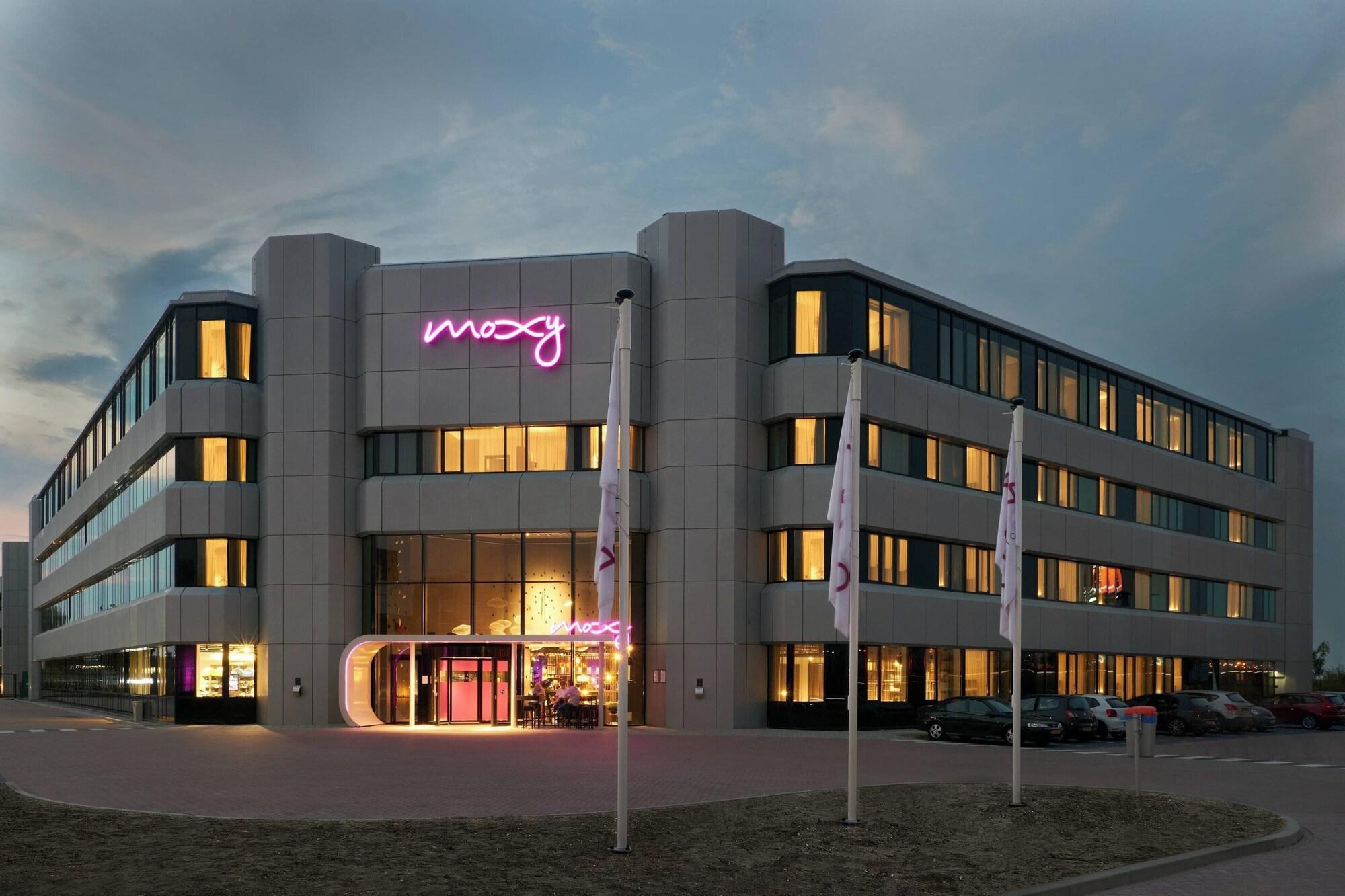 Varios Moxy Amsterdam Schiphol Airport