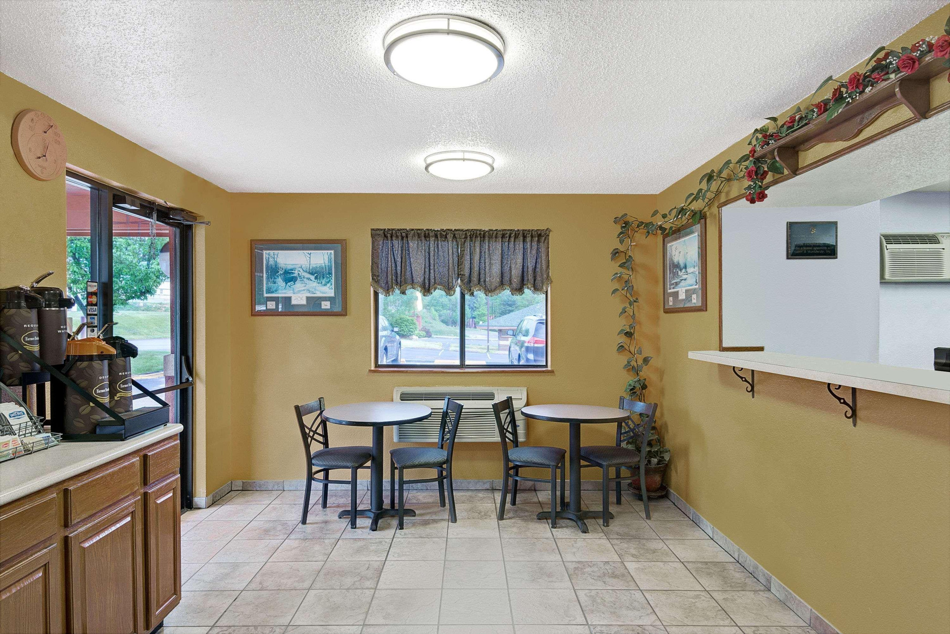 Vista Lobby Super 8 by Wyndham Waynesburg