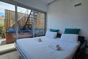 Alquiler Vacacional - Intimate rooftop terrace with Jacuzzi, barbecue and 360º views of Barcelona.