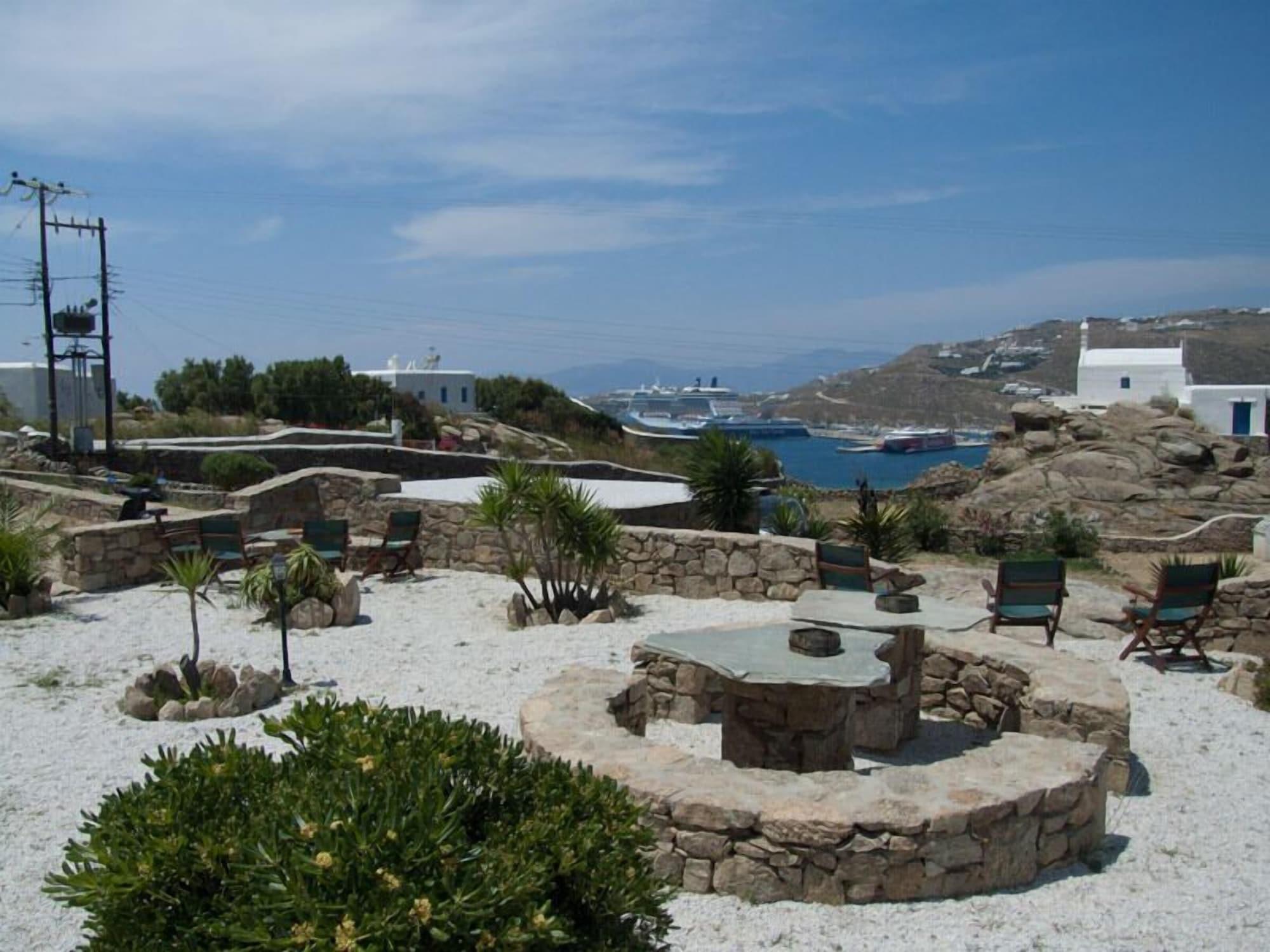 Vista Exterior Sahas Suites