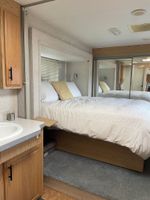 Alojamiento - Charming Trailer Clean/Cozy Overlooking The Beautiful Shuswap Lake. Min to Beach