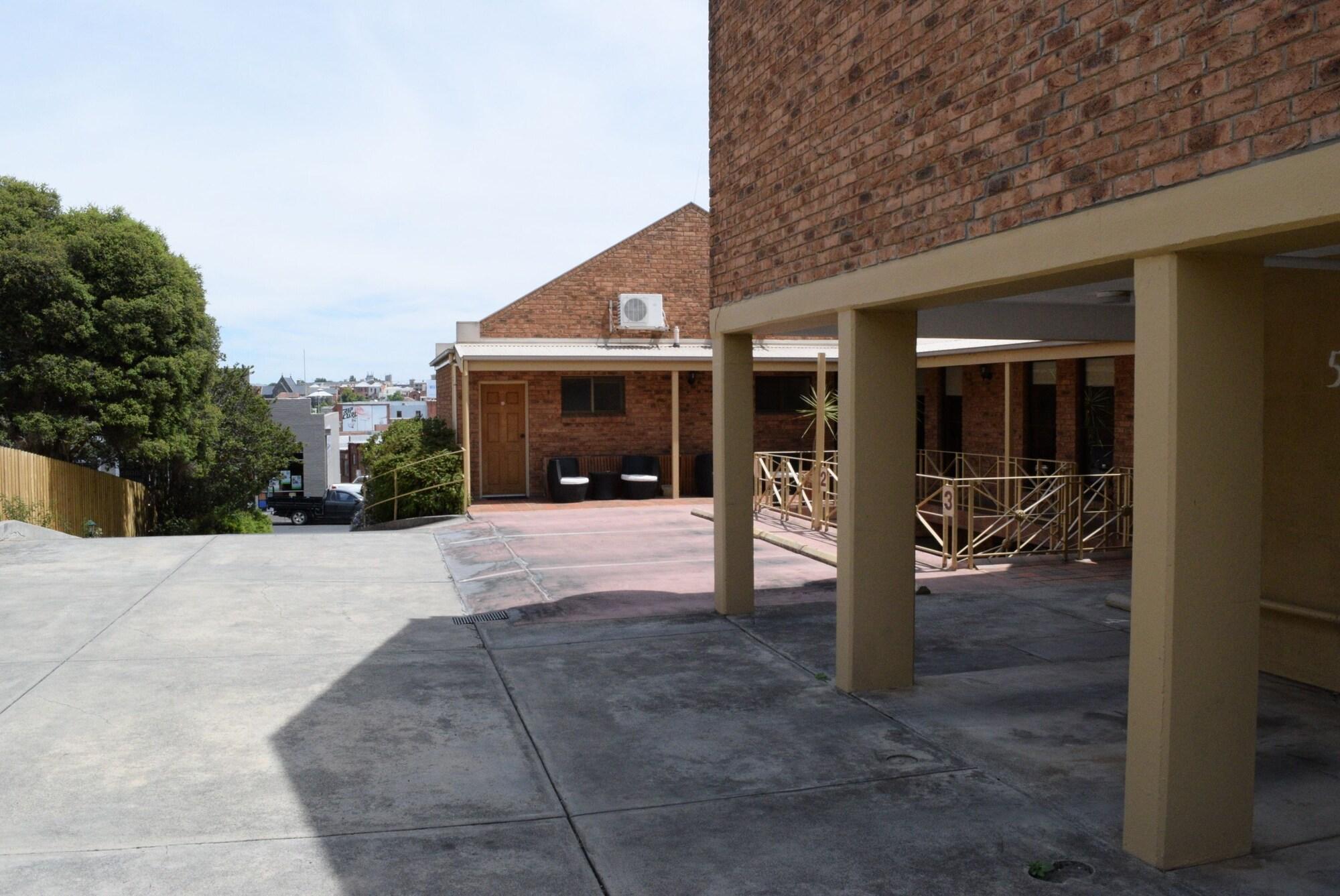 Vista Lobby Bakery Hill Motel