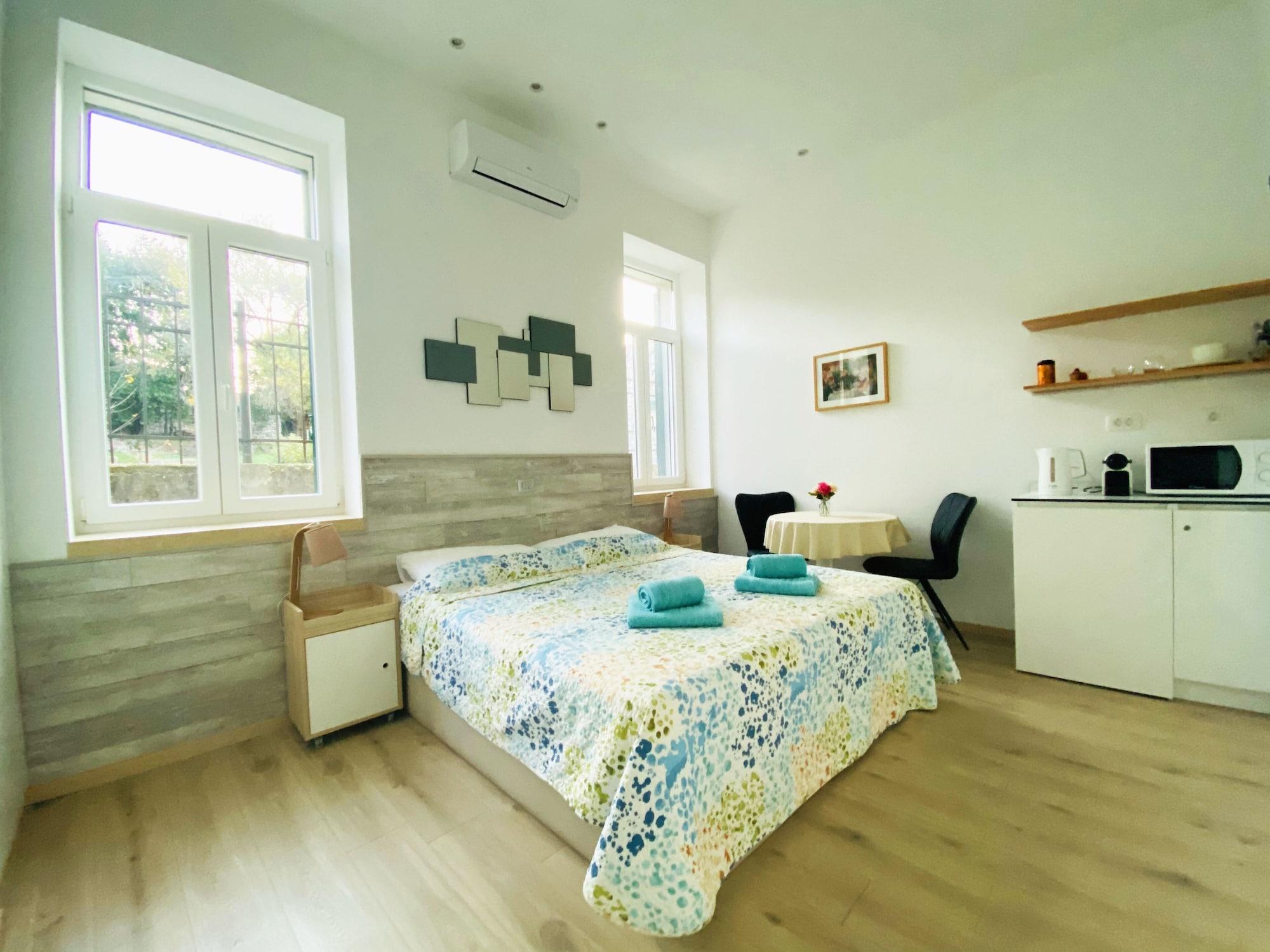 Varios En-suite Rose on Rokova Street