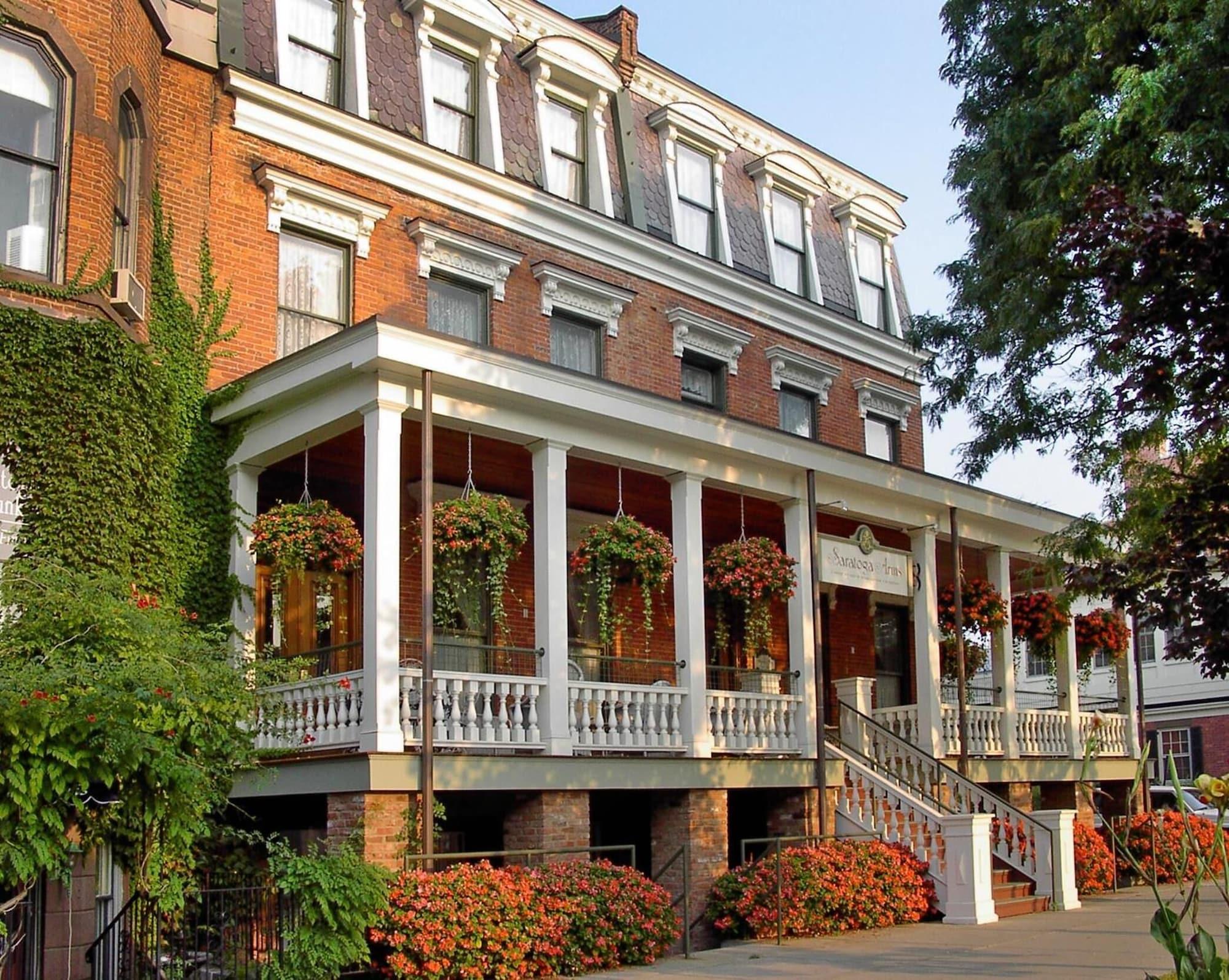 Vista Exterior Saratoga Arms