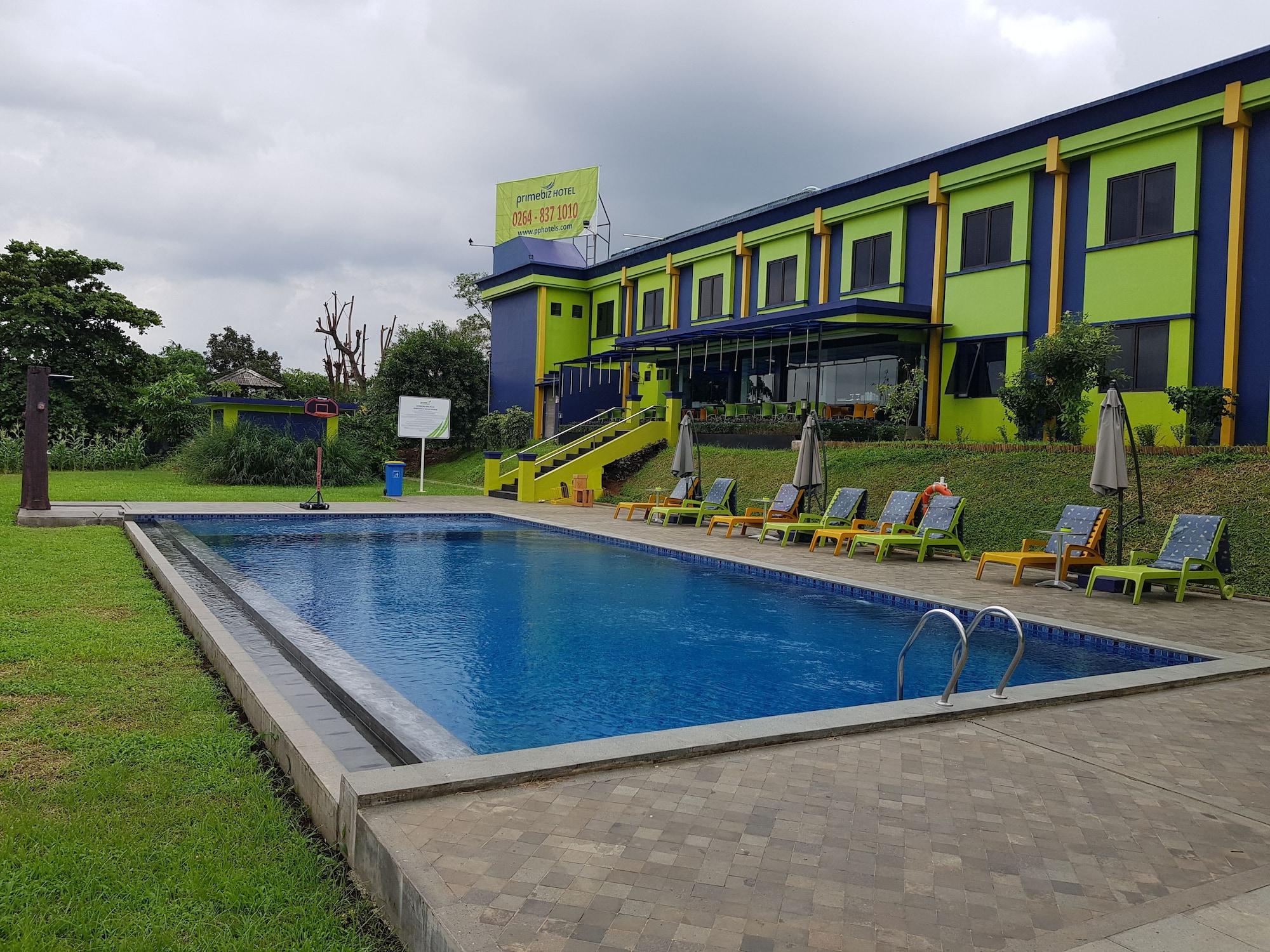 Vista Piscina PrimeBiz Hotel Karawang