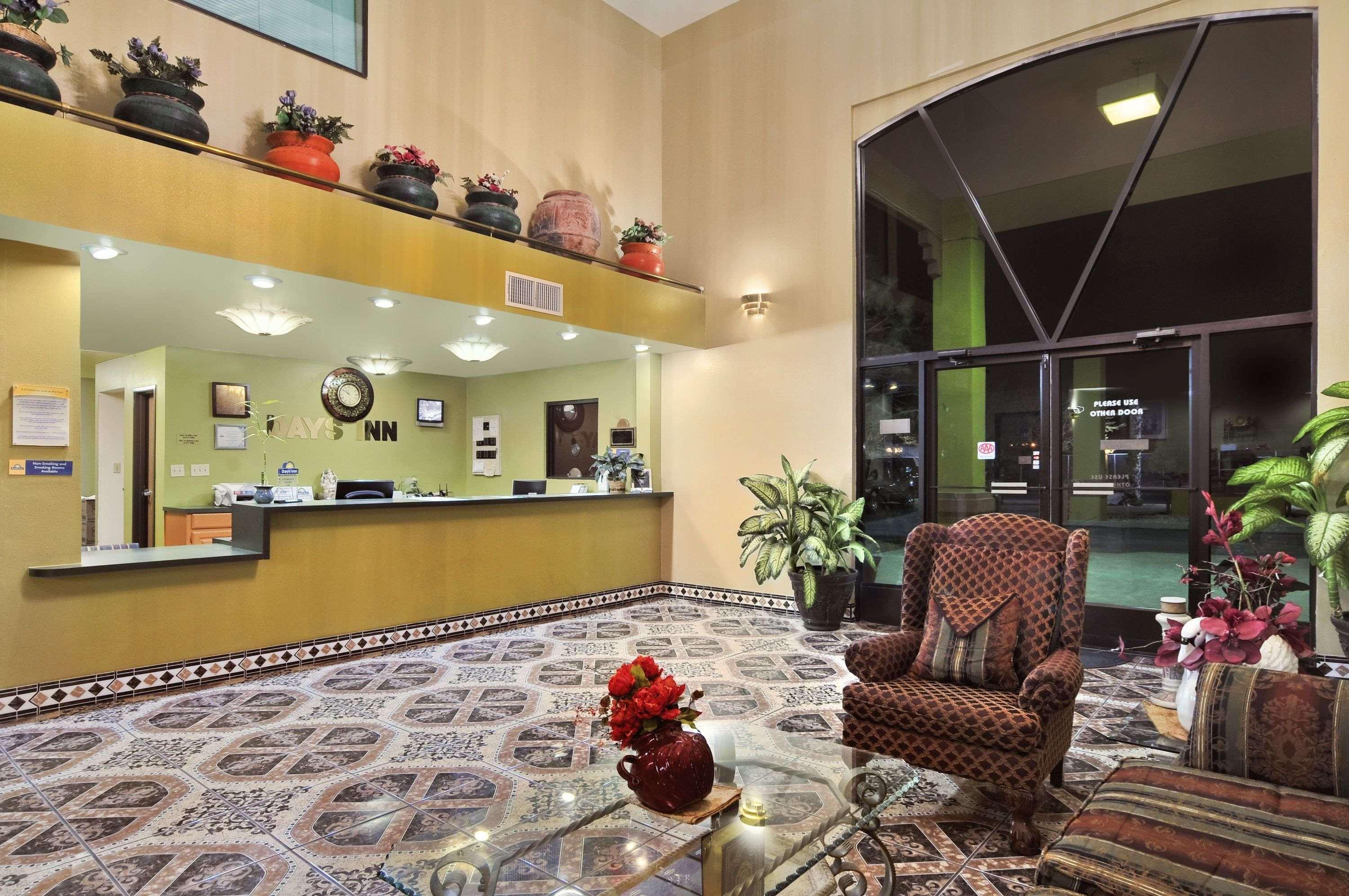 Vista Lobby Days Inn by Wyndham Carlsbad