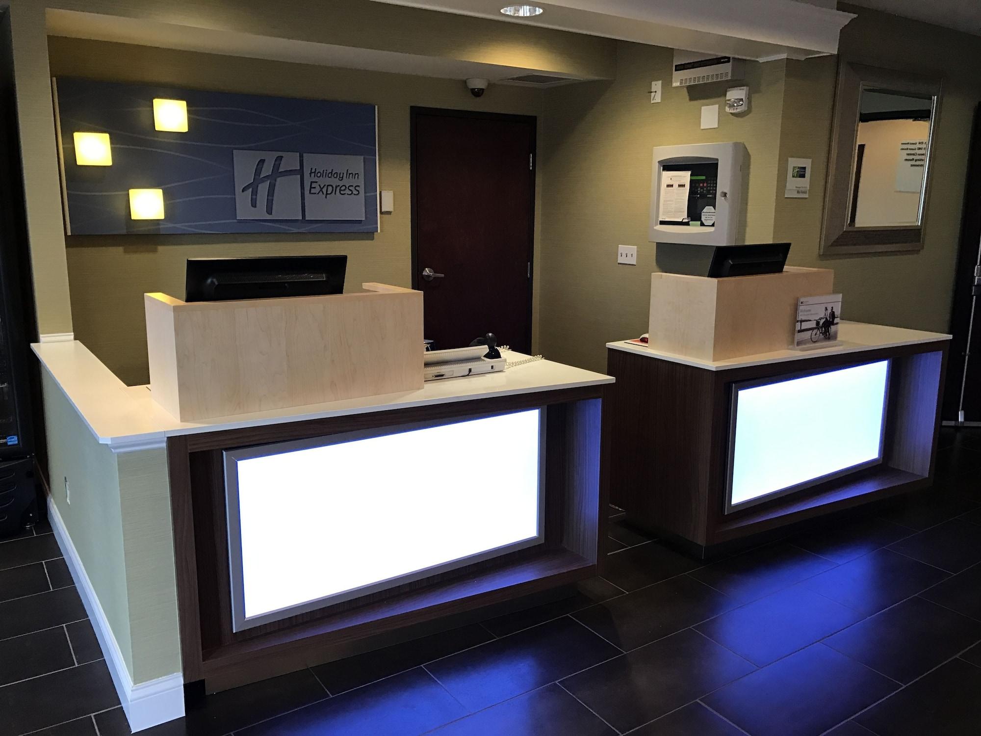 Vista Lobby Holiday Inn Express Hotel & Suites St. Paul-Woodbury by IHG