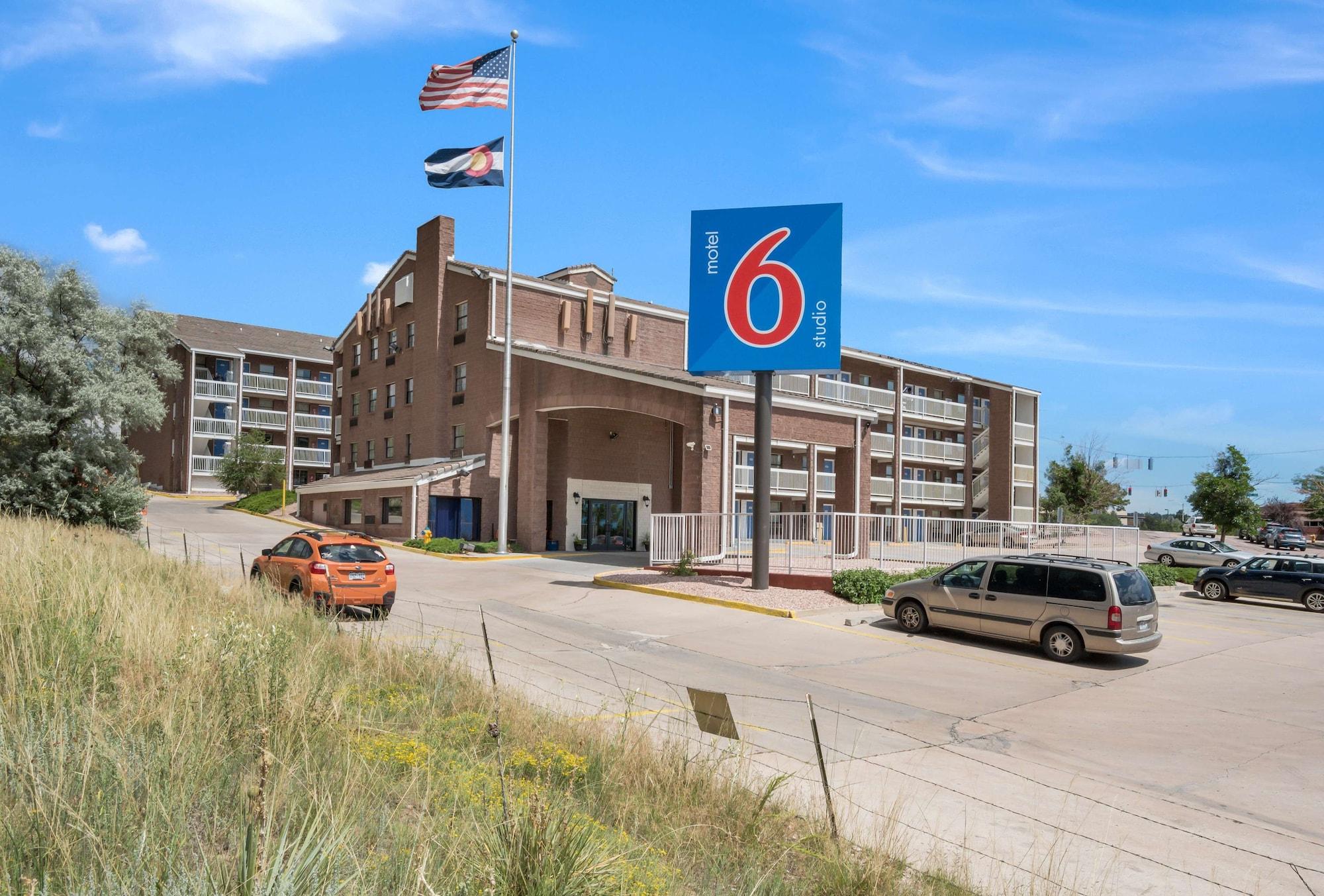Vista Exterior Motel 6 Colorado Springs, CO - Air Force Academy