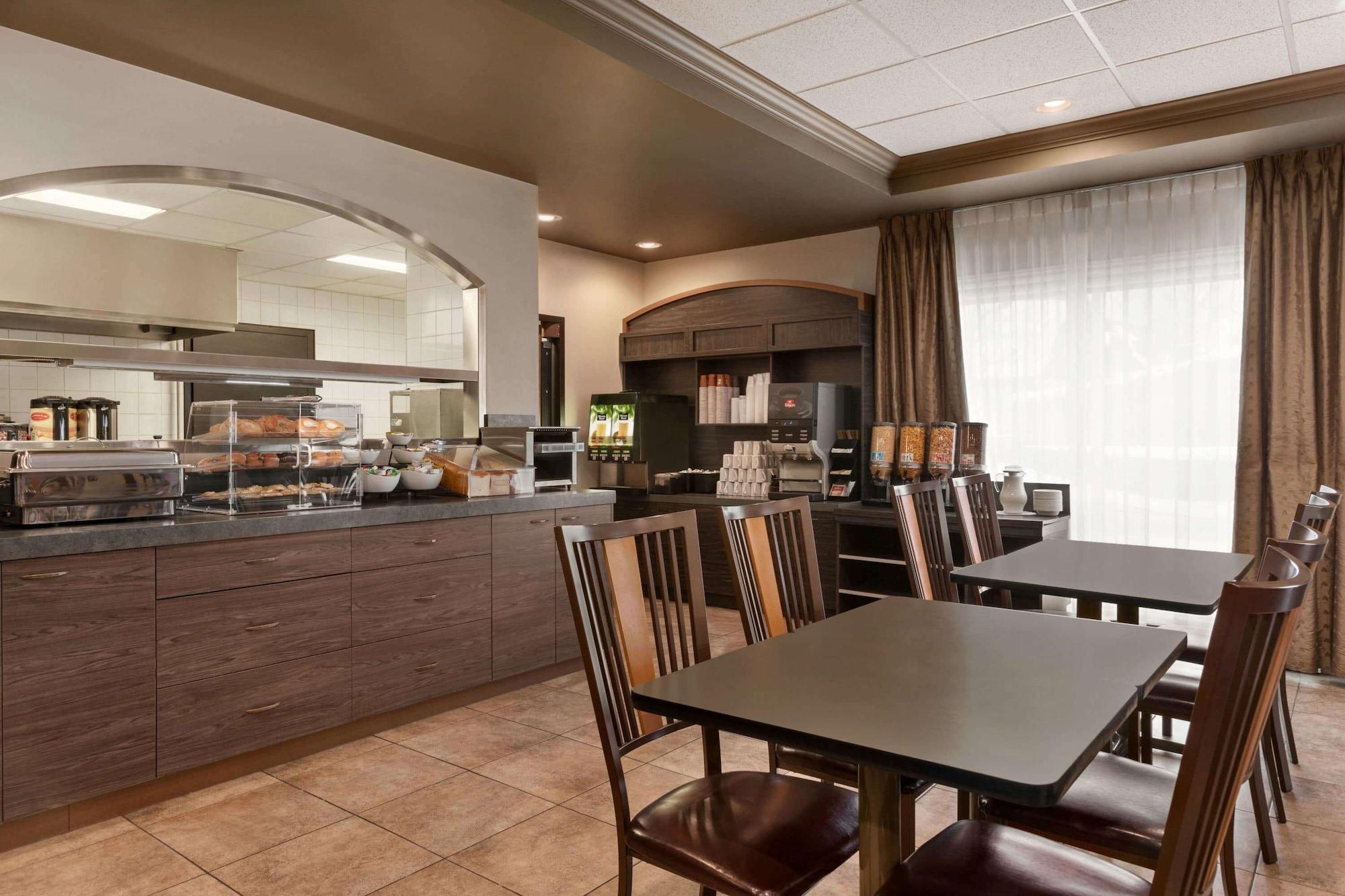 Restaurant Days Inn by Wyndham Levis