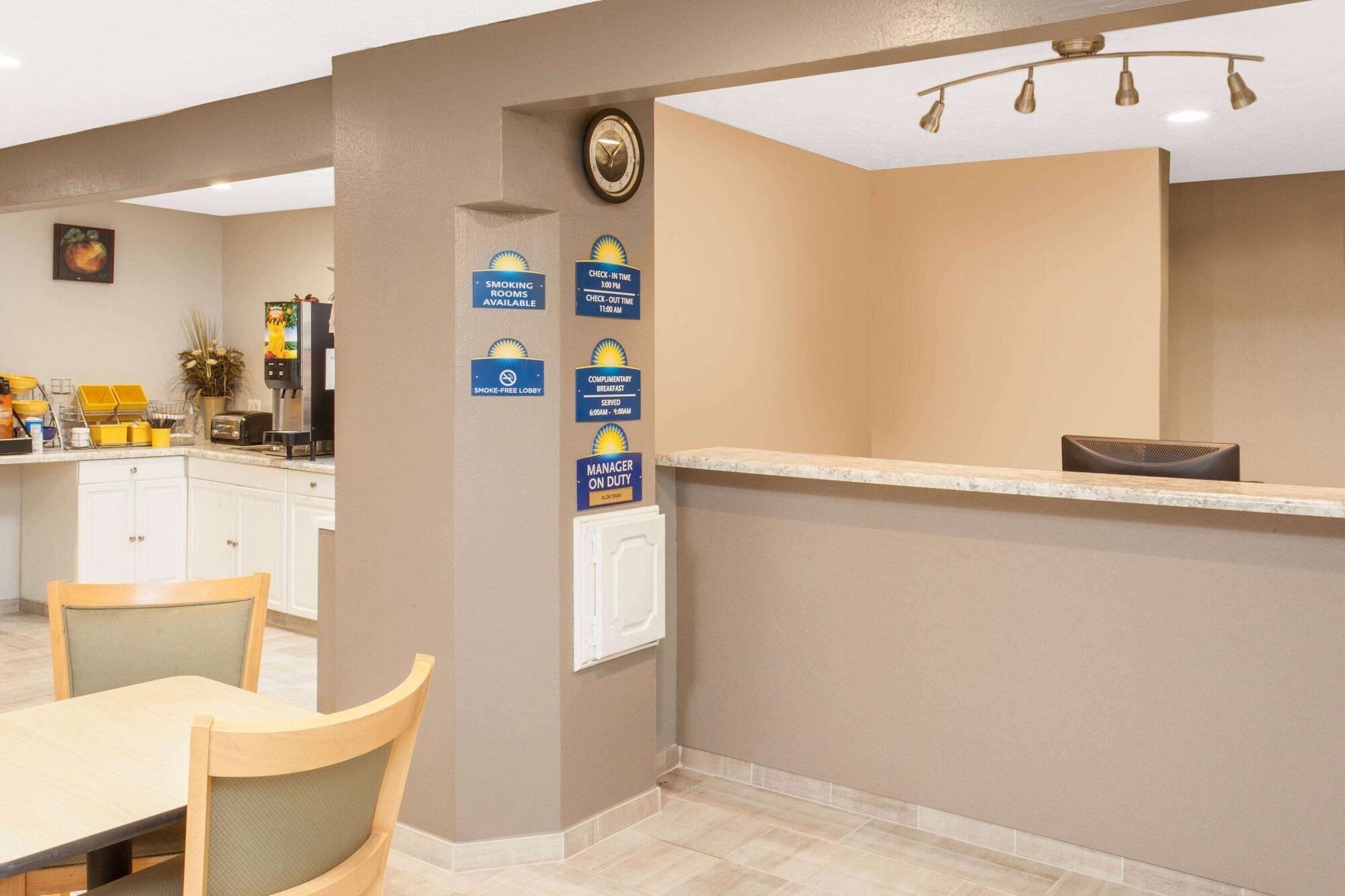 Vista Lobby Days Inn by Wyndham Farmer City