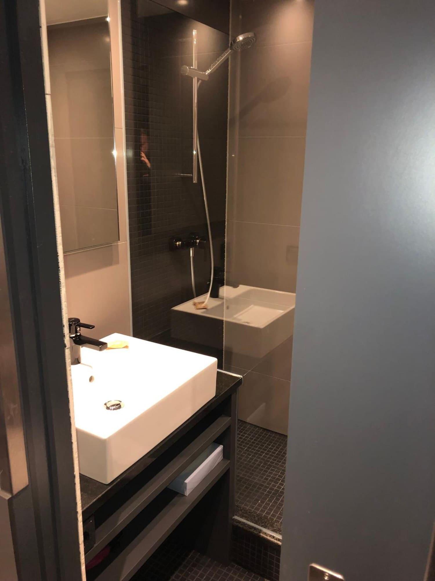 Comodidades do quarto Munich Deluxe Hotel