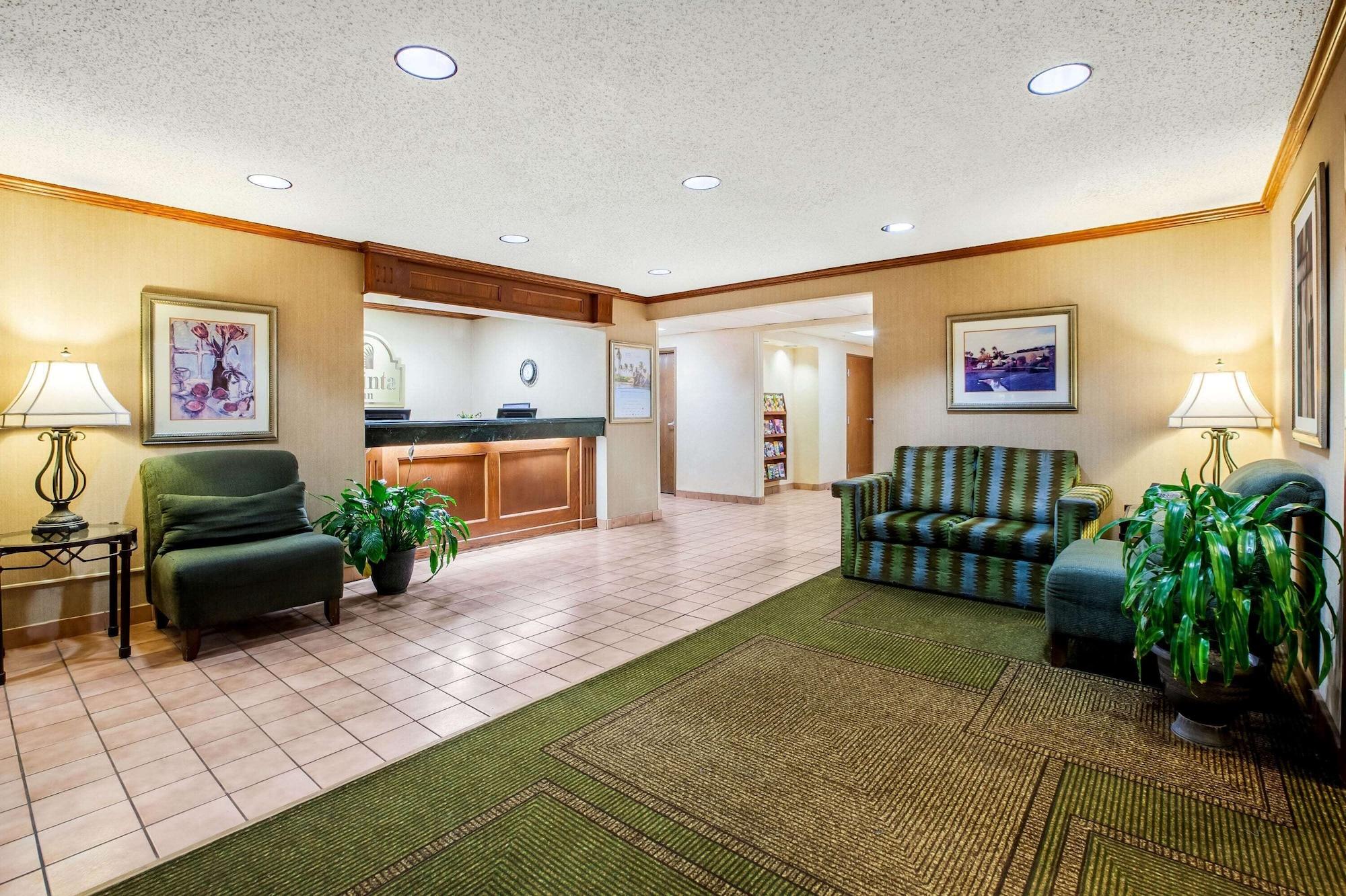 Vista Lobby La Quinta Inn by Wyndham Detroit Southgate