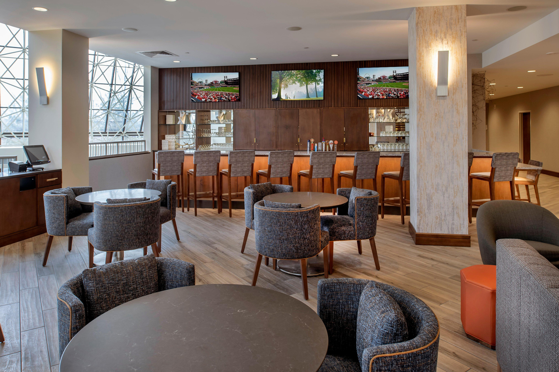 Bar/Salón Crowne Plaza St. Louis Airport by IHG