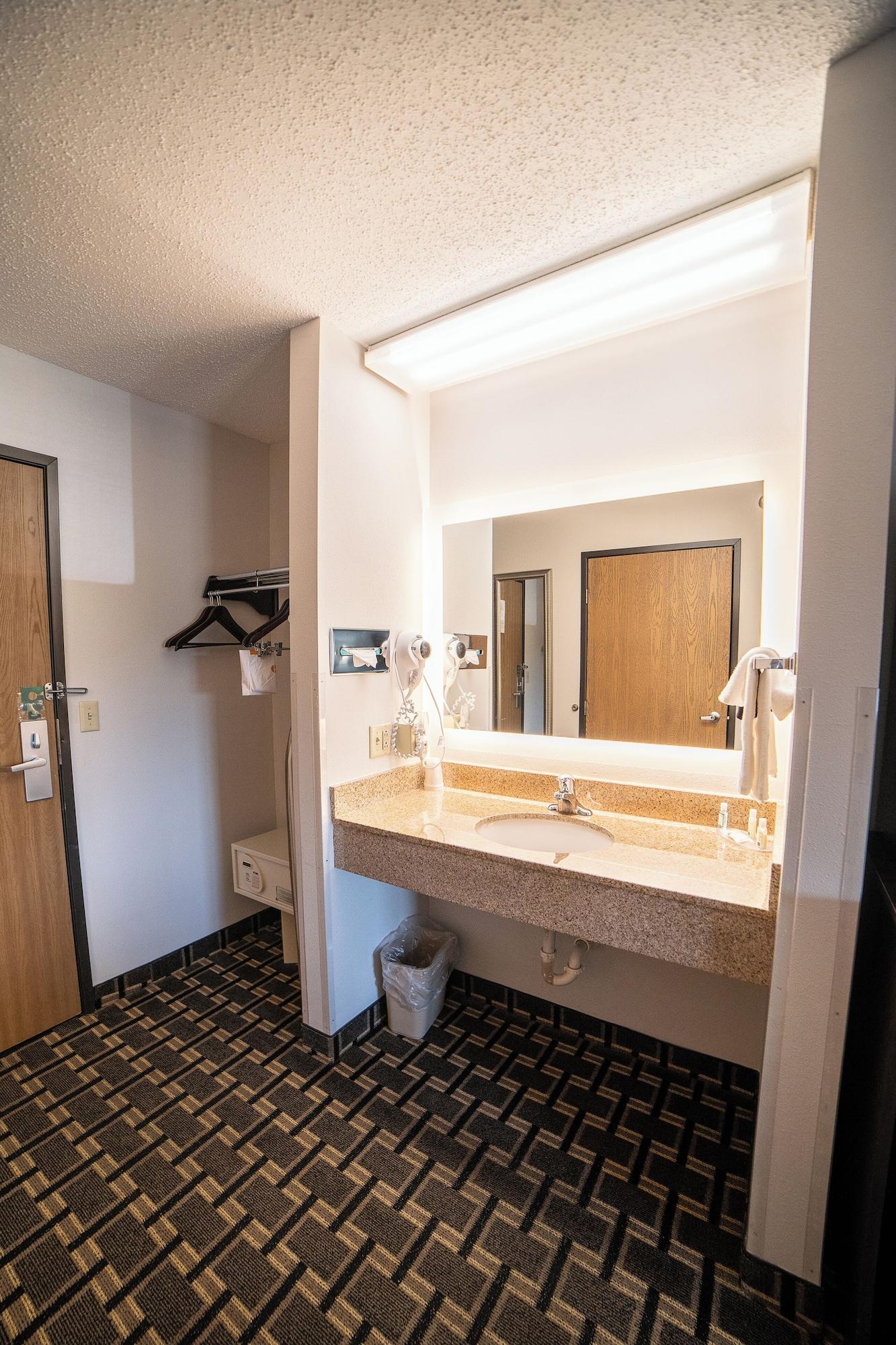 Habitación Quality Inn & Suites Watertown near Prairie Lakes Ice Arena