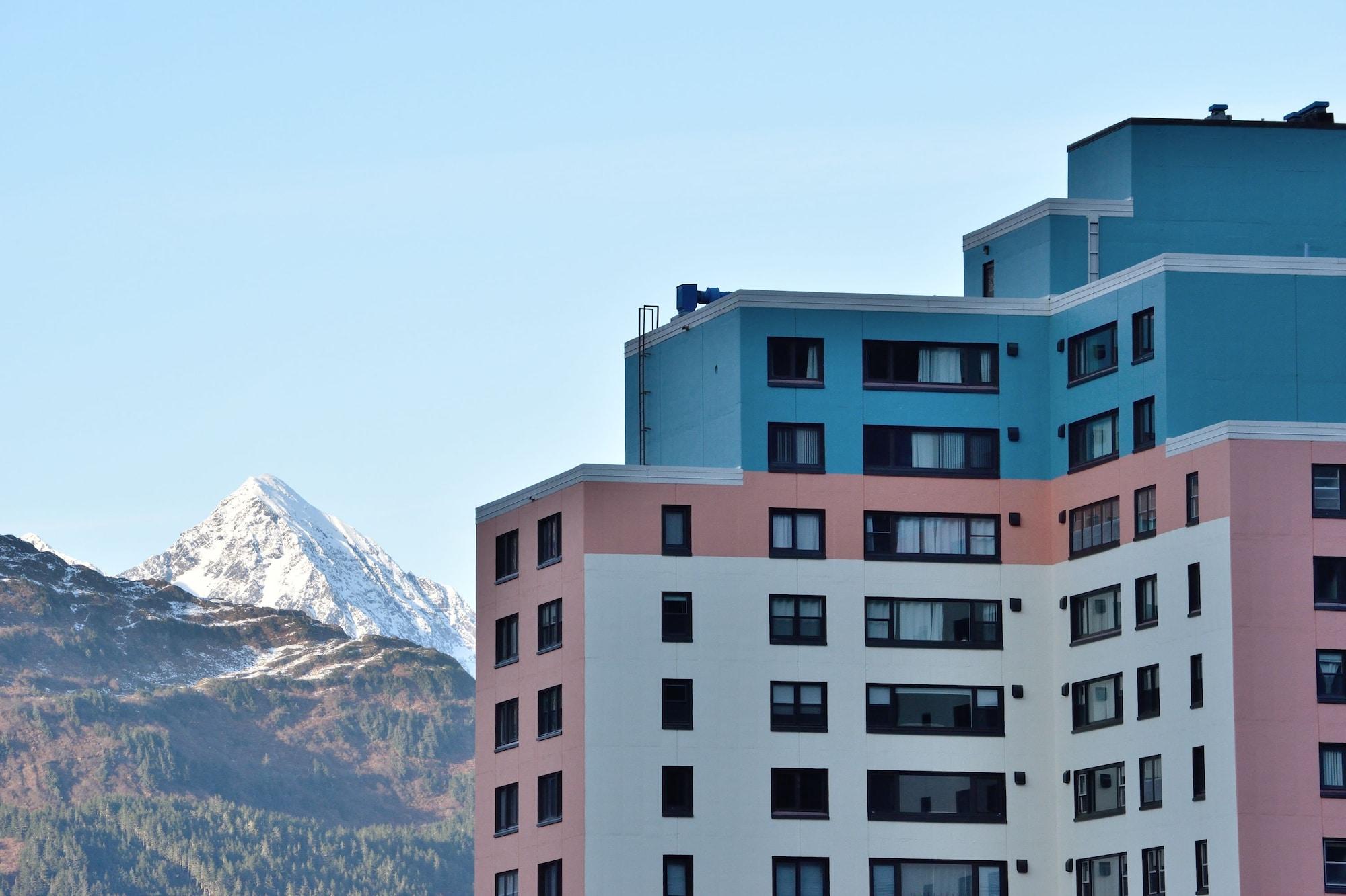 Varios Glacier View Condo Suites
