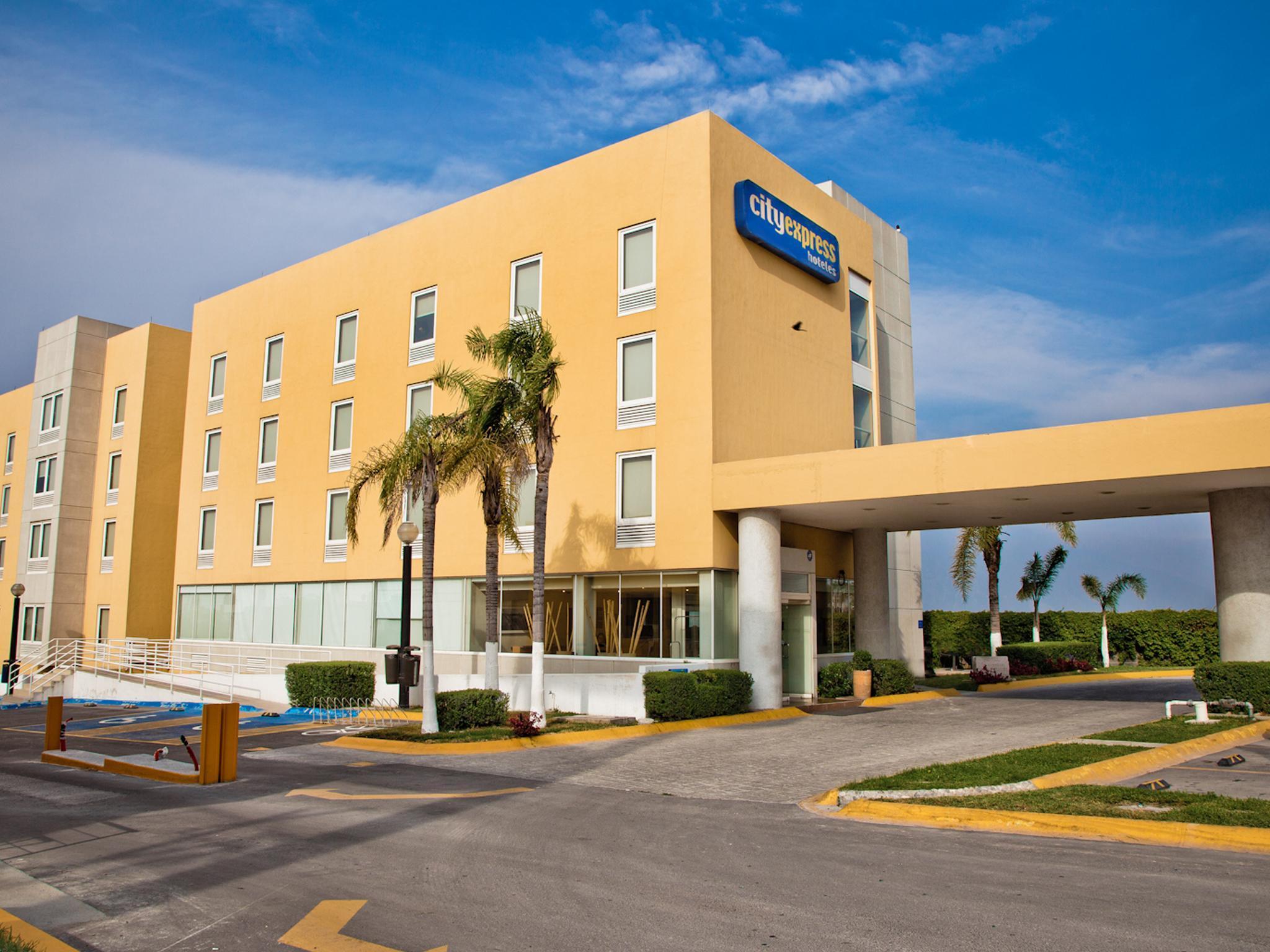 Vista Exterior City Express by Marriott Monterrey Santa Catarina