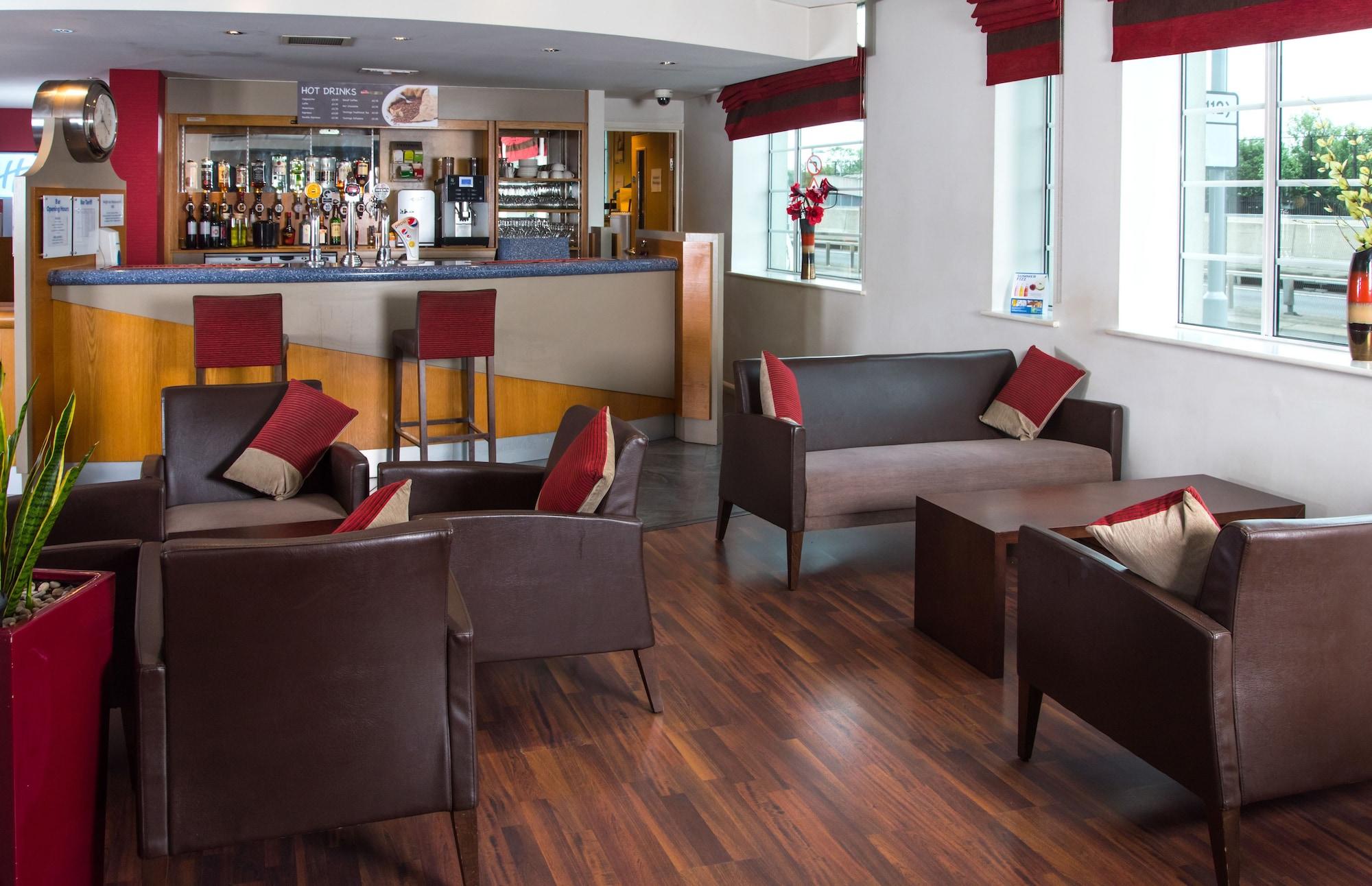 Bar/Salón Holiday Inn Express London Chingford by IHG