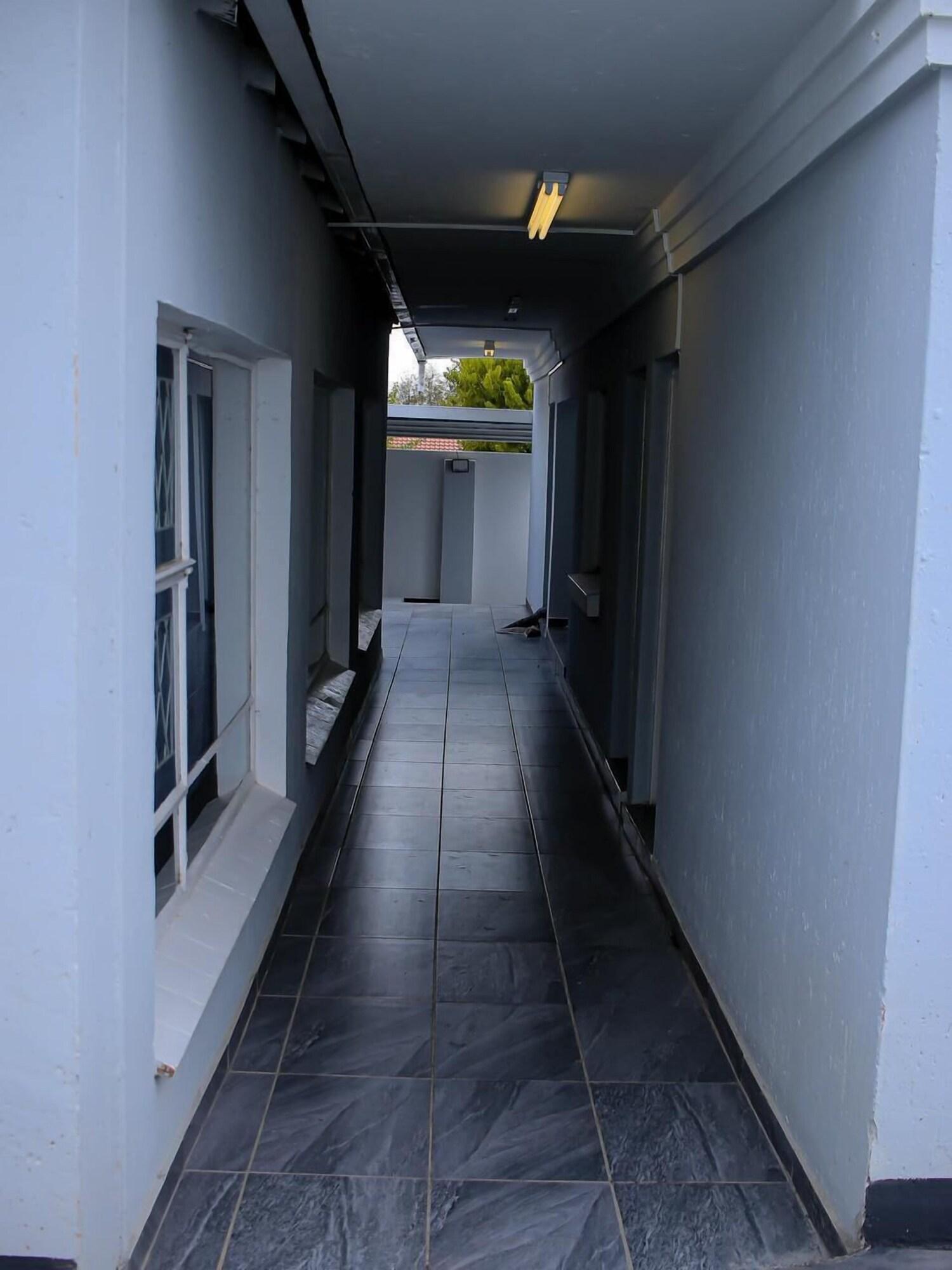 Varios Semeni Asante Getaway