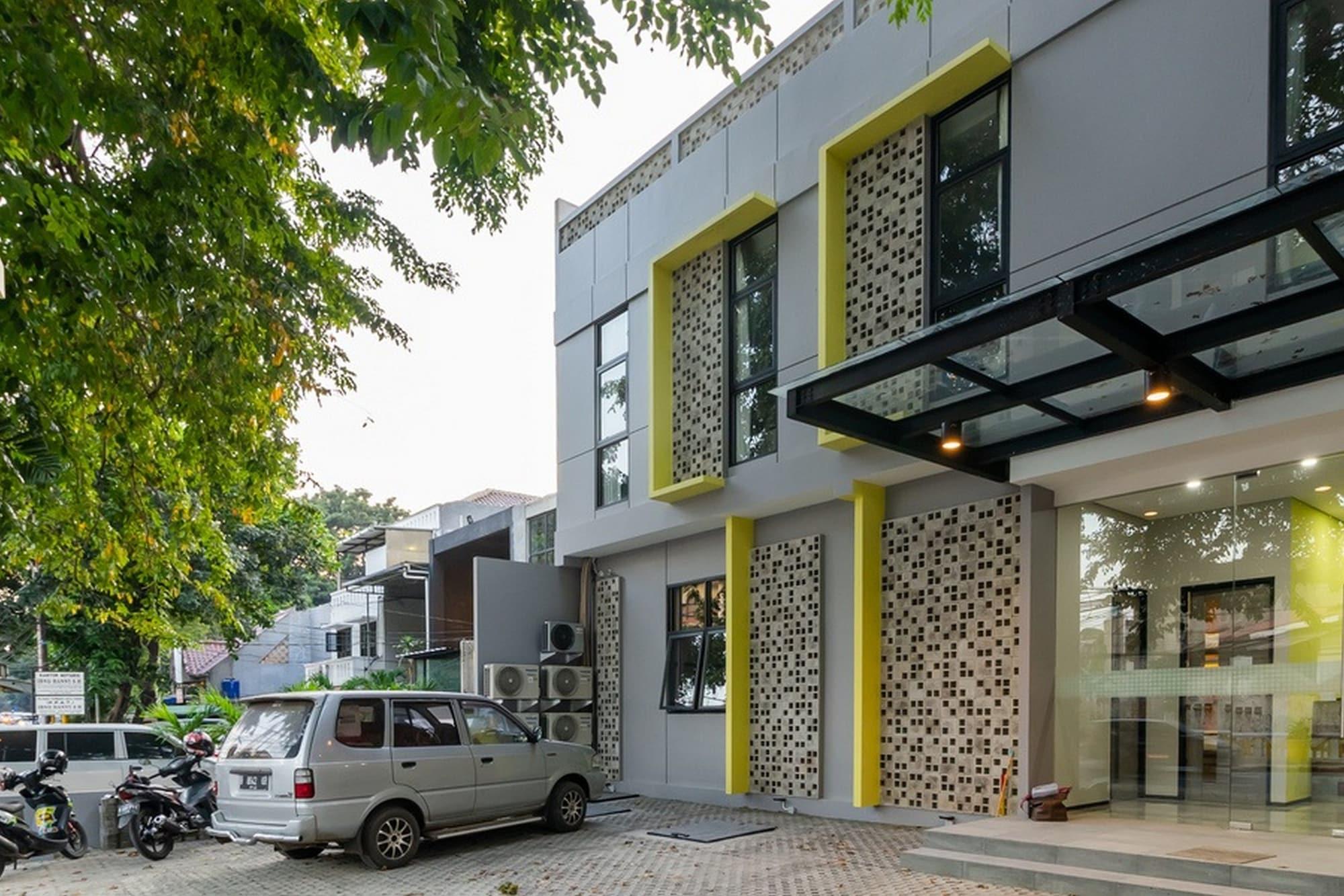 Varios RedDoorz Plus near Senayan City