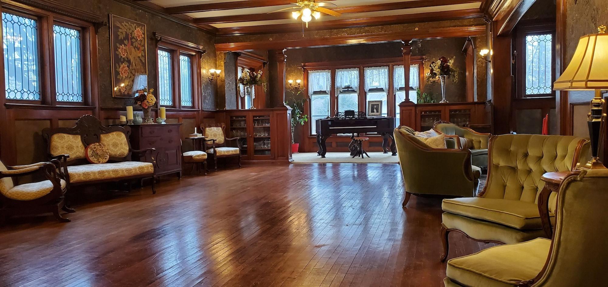 Salón de Baile Saravilla Bed and Breakfast