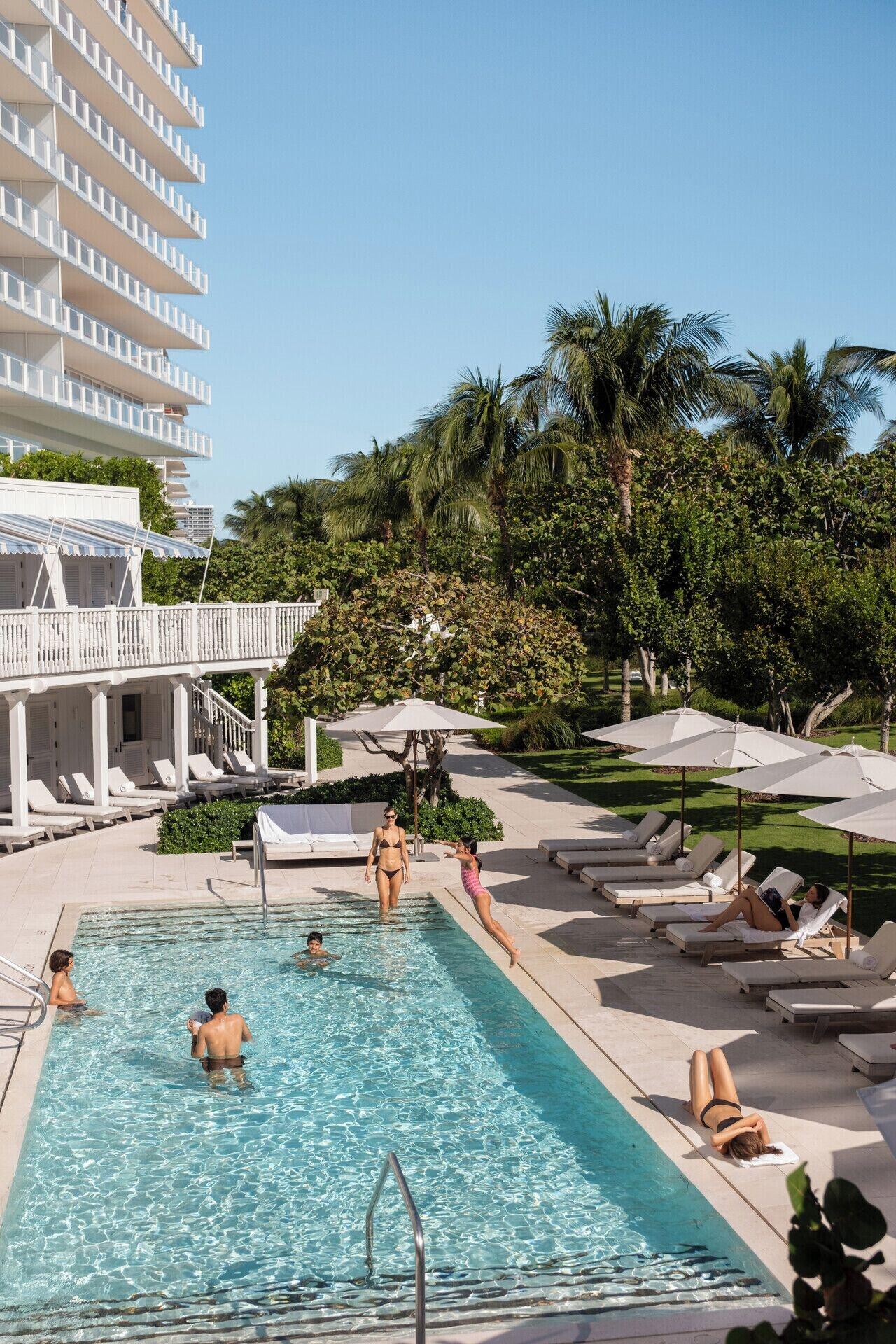 Vista Exterior Four Seasons Hotel at The Surf Club