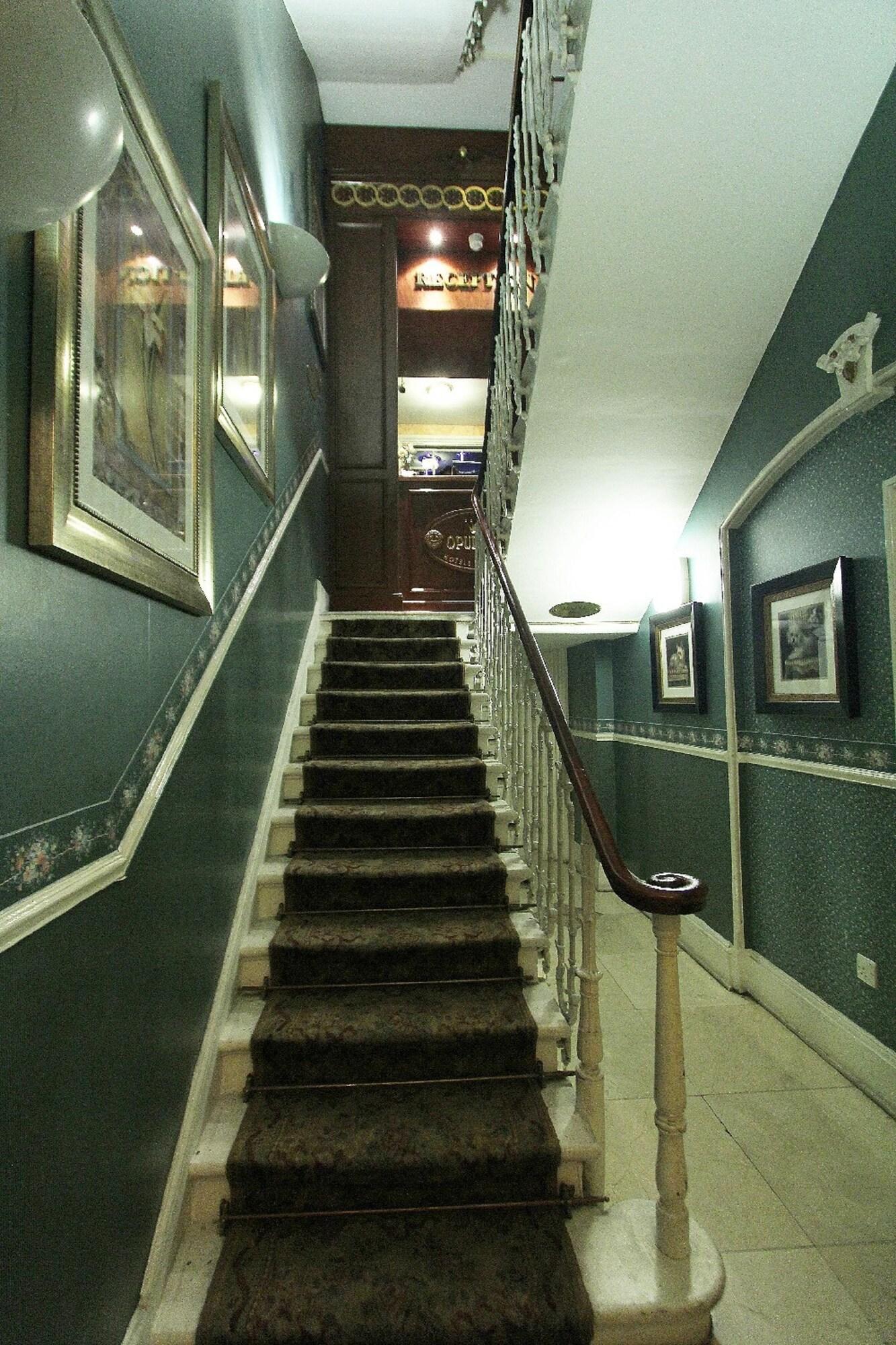 Vista Lobby Opulence Boutique Hotel