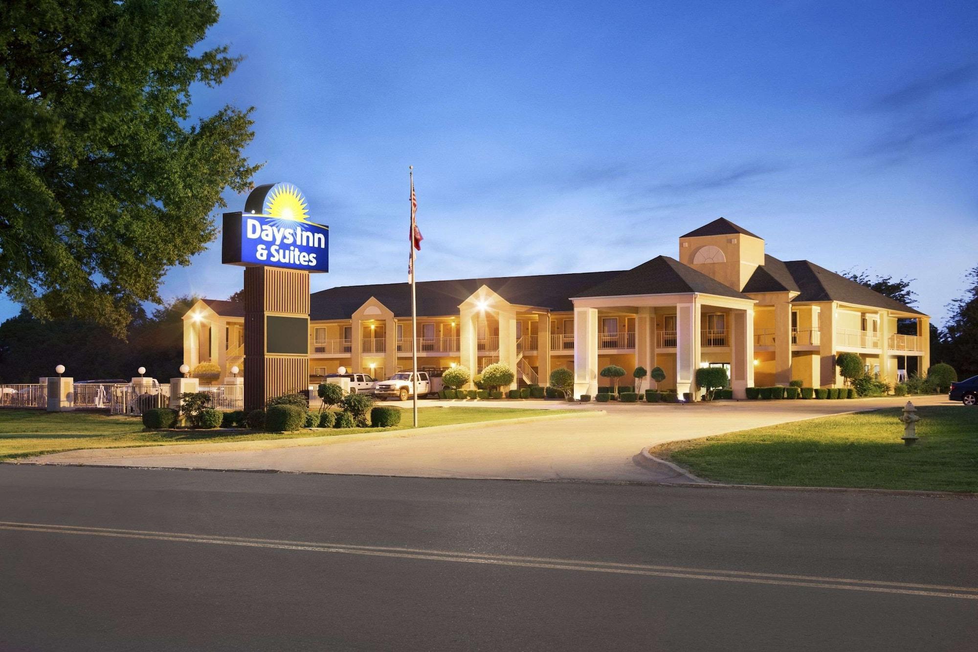 Vista Exterior Days Inn & Suites by Wyndham Stuttgart