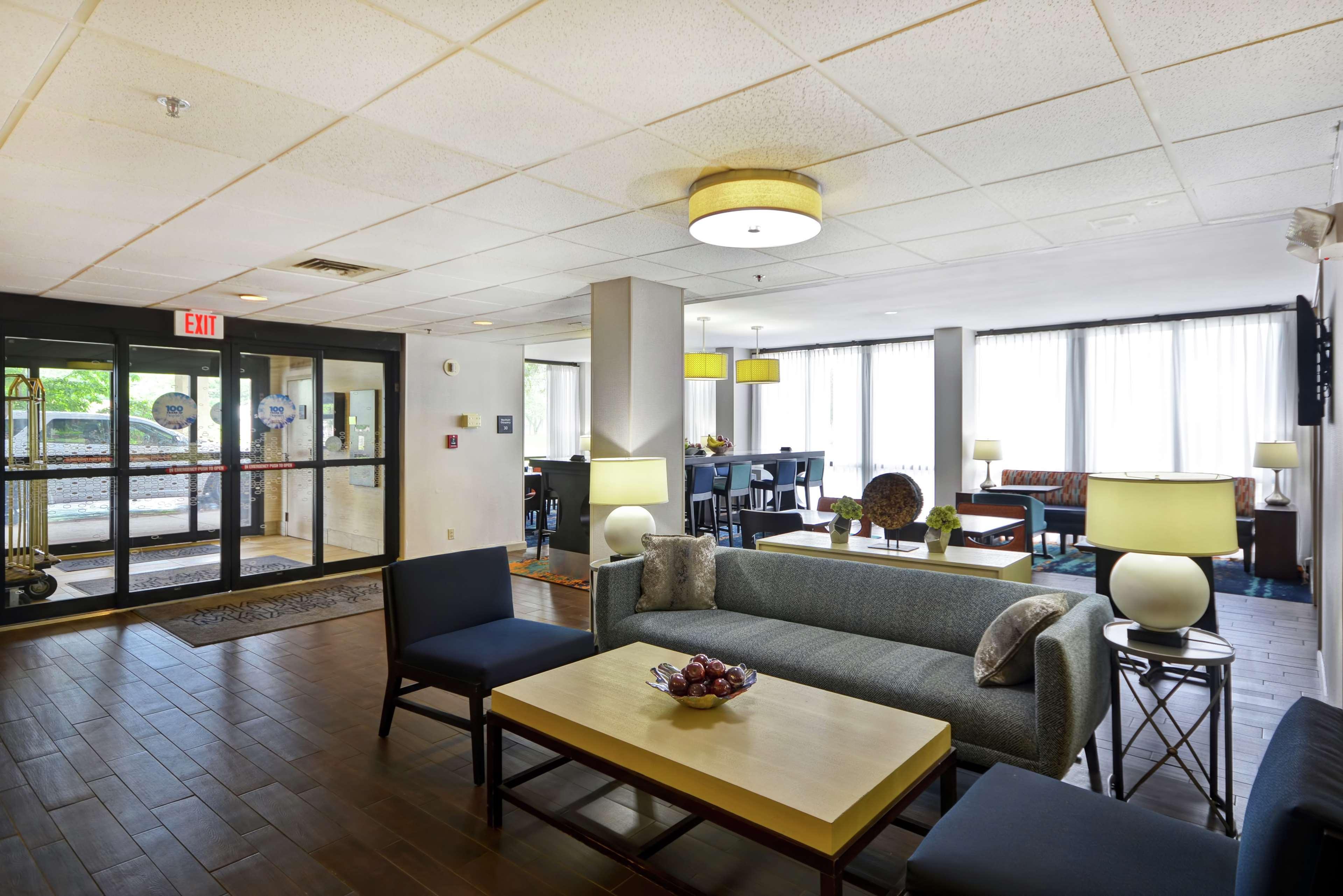 Vista Lobby Hampton Inn Detroit/Madison Heights/South Troy