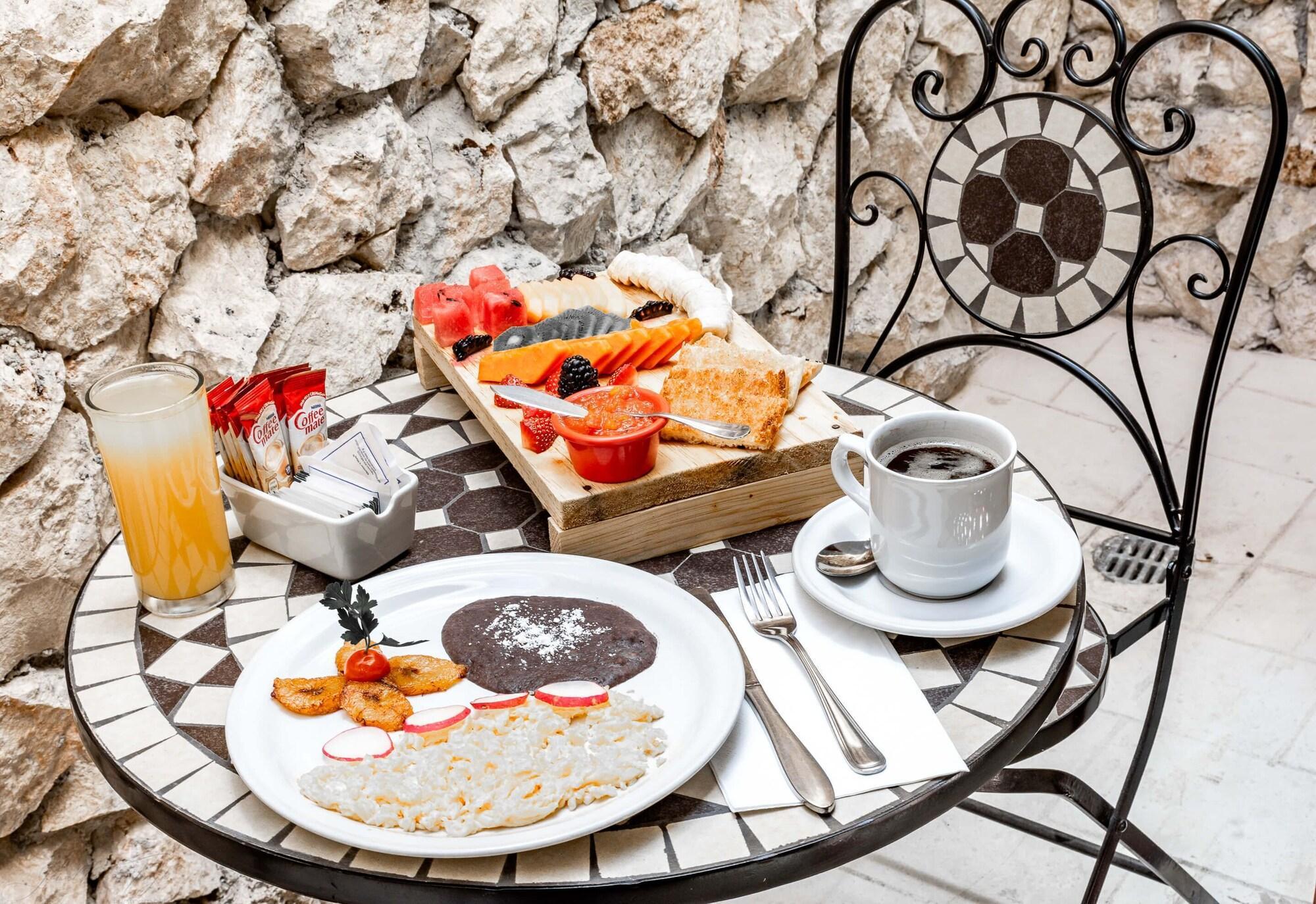 Restaurant El Zaguán Colonial by GuruHotel