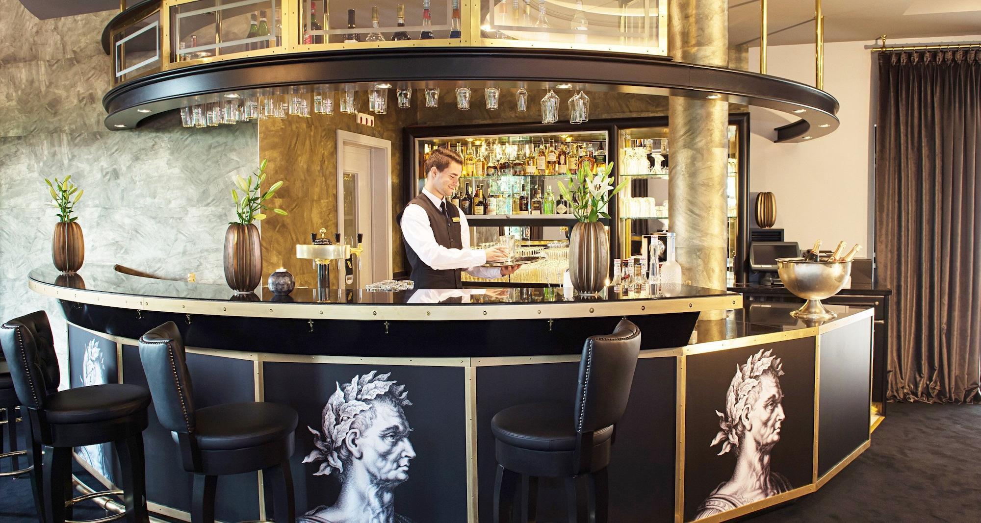 Bar/Salón Victor's Residenz-Hotel Schloss Berg