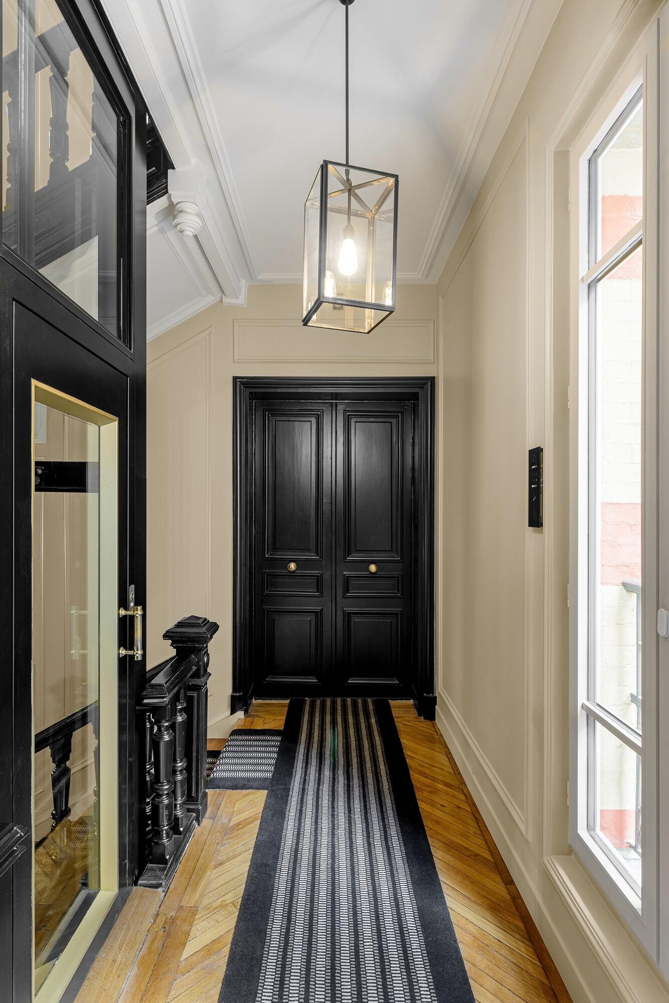 Varios Black Door