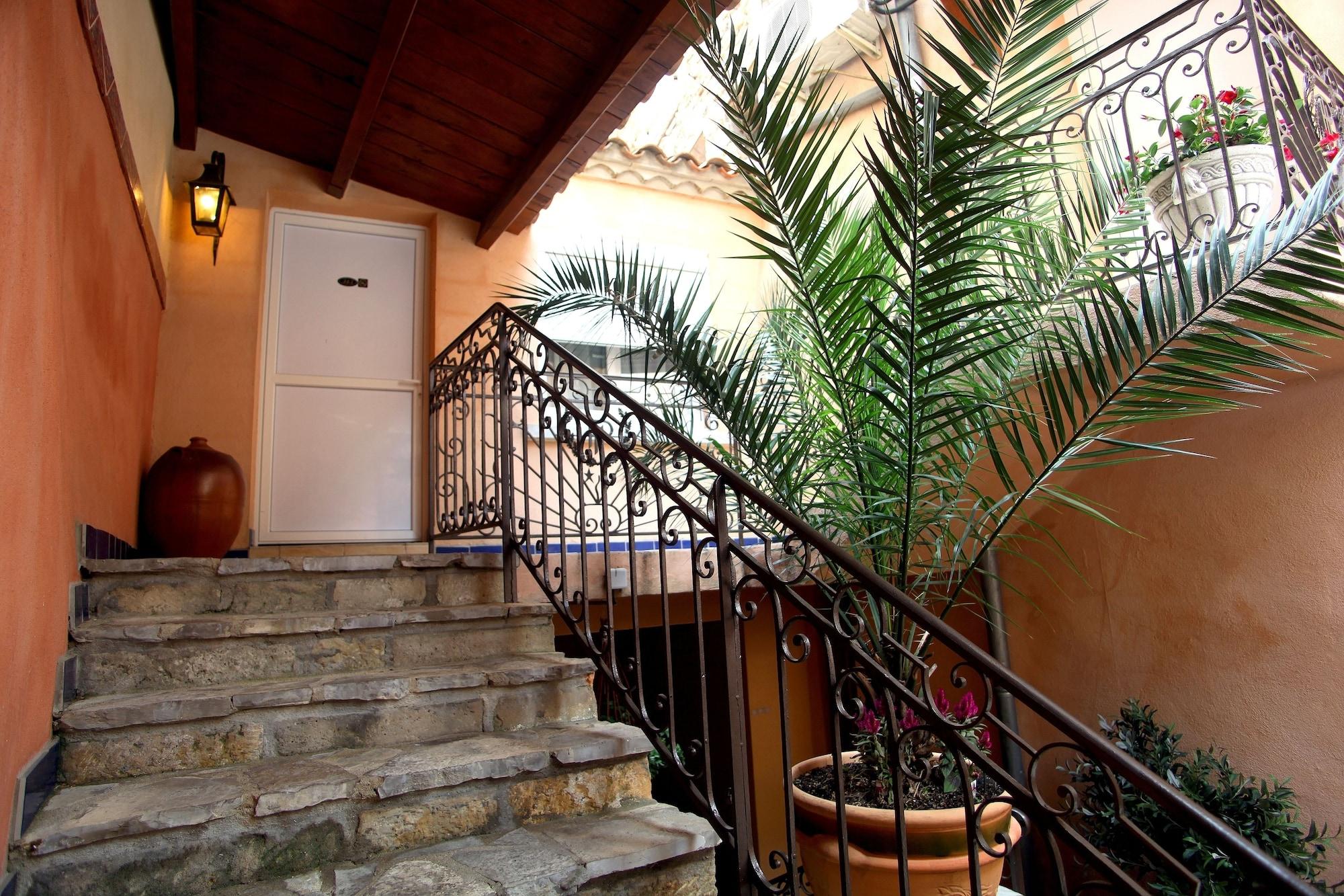 Varios Hôtel de la Paix