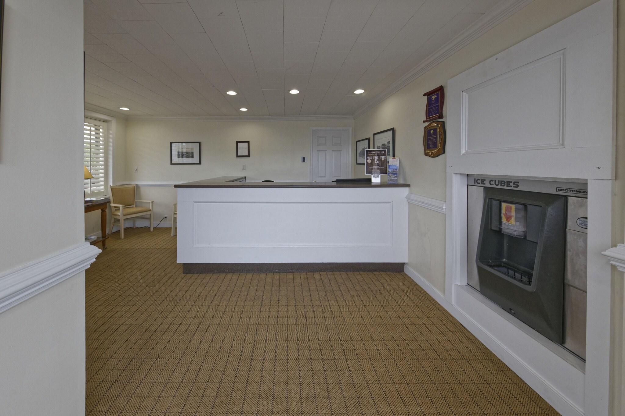 Vista Lobby Dunes Court