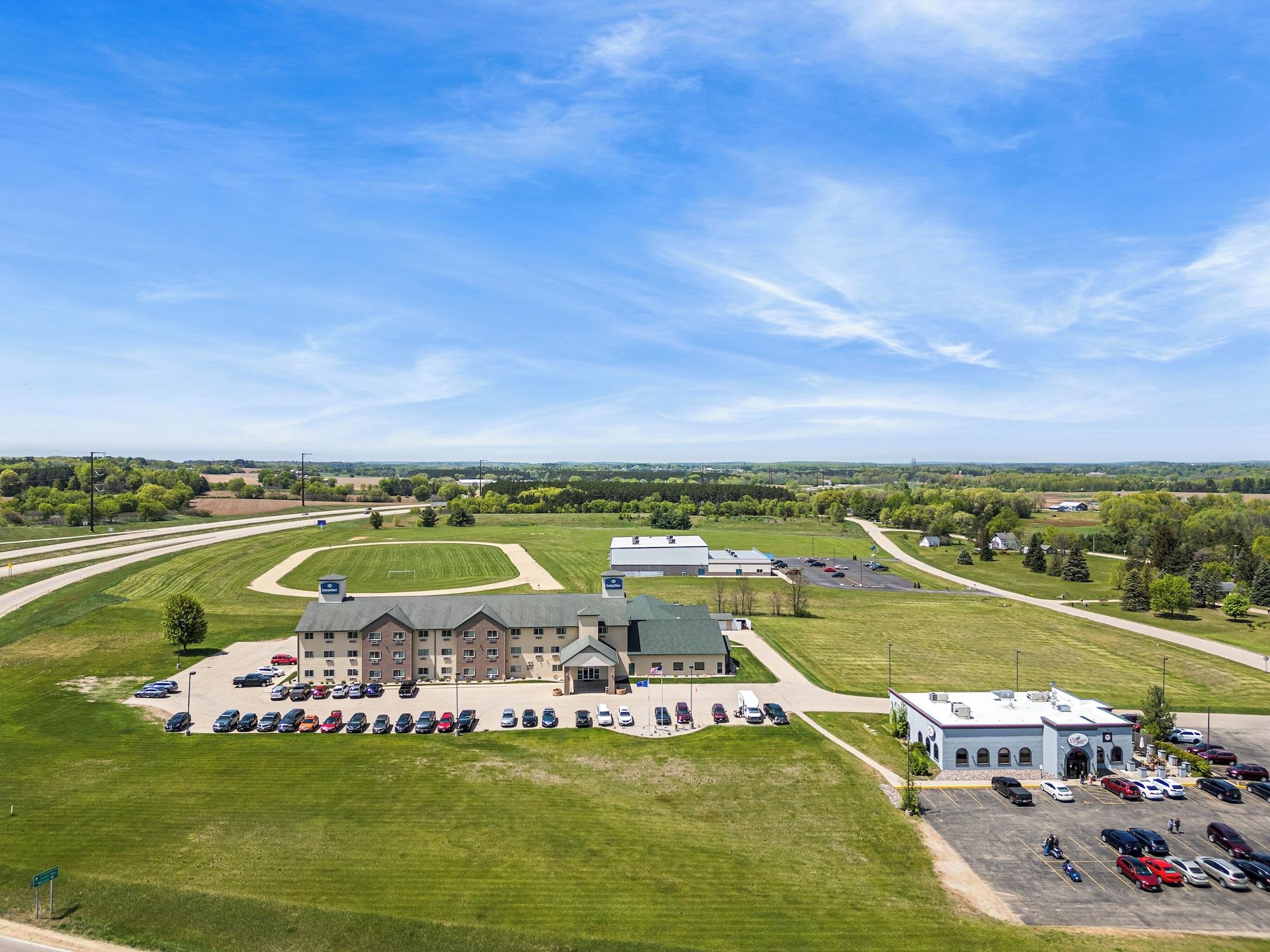 Vista Exterior Boarders Inn & Suites by Cobblestone Hotels - Shawano