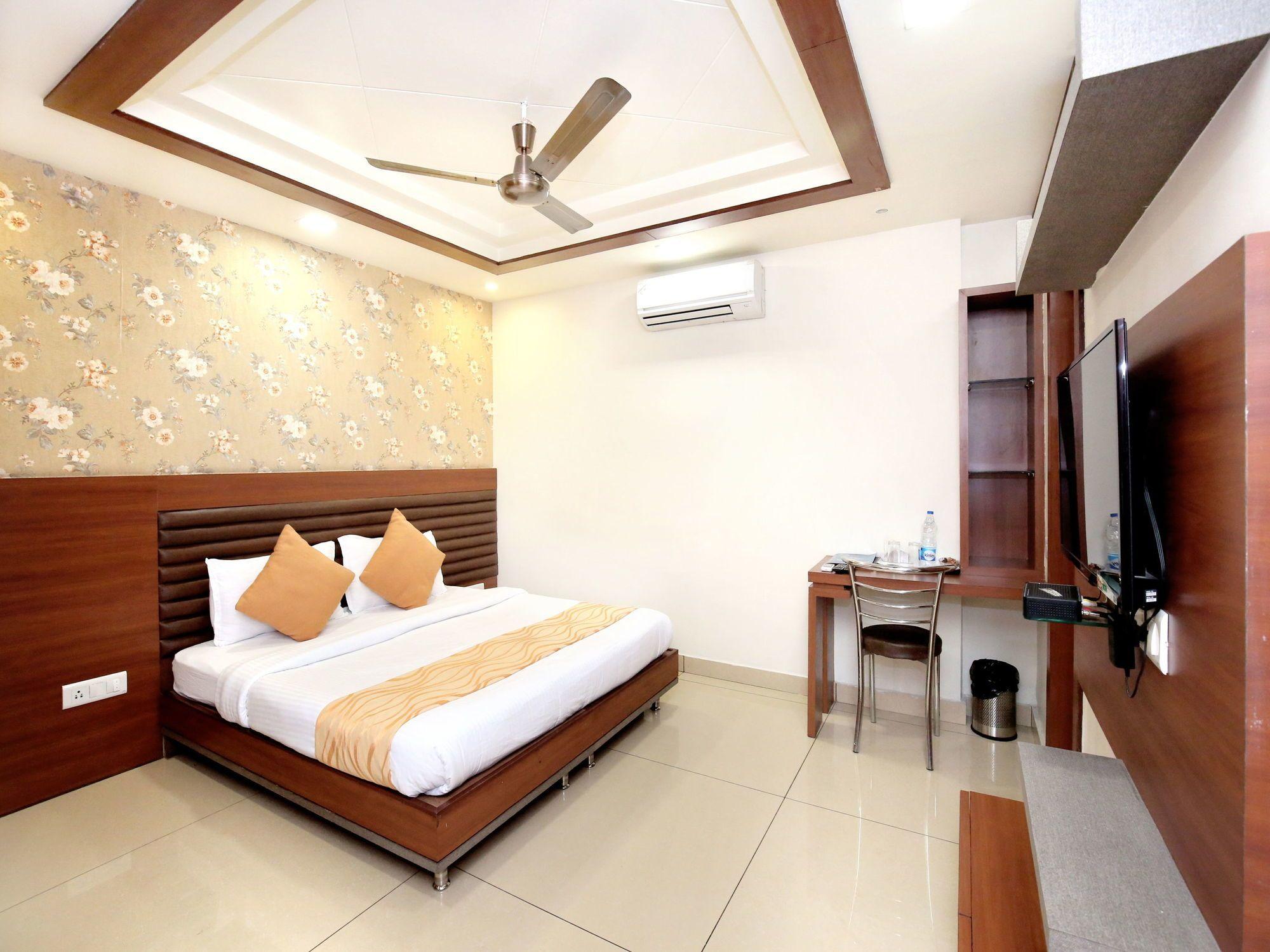 Varios OYO 2860 Hotel 24x7 Inn