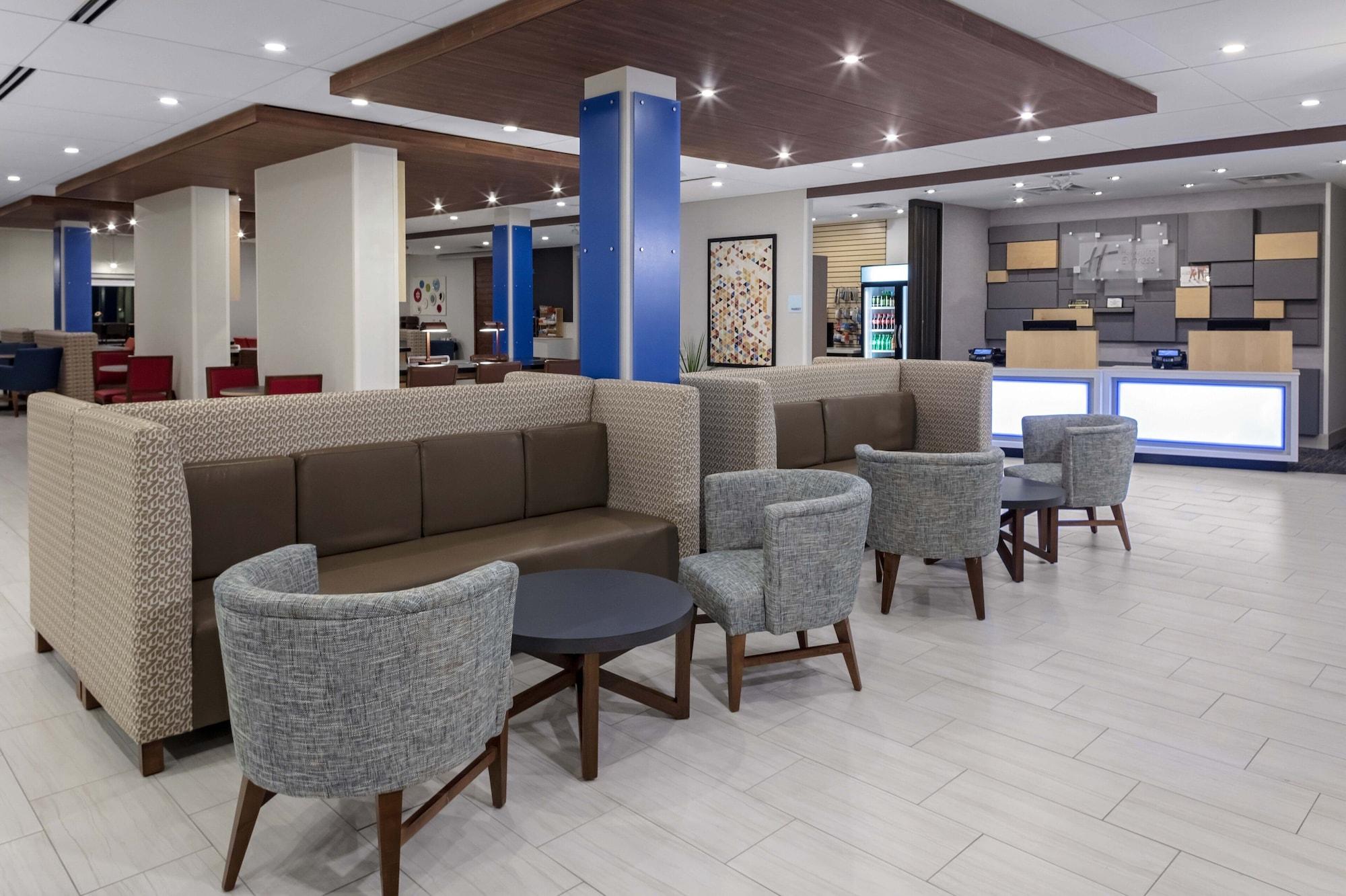 Vista Lobby Holiday Inn Express & Suites Madison by IHG