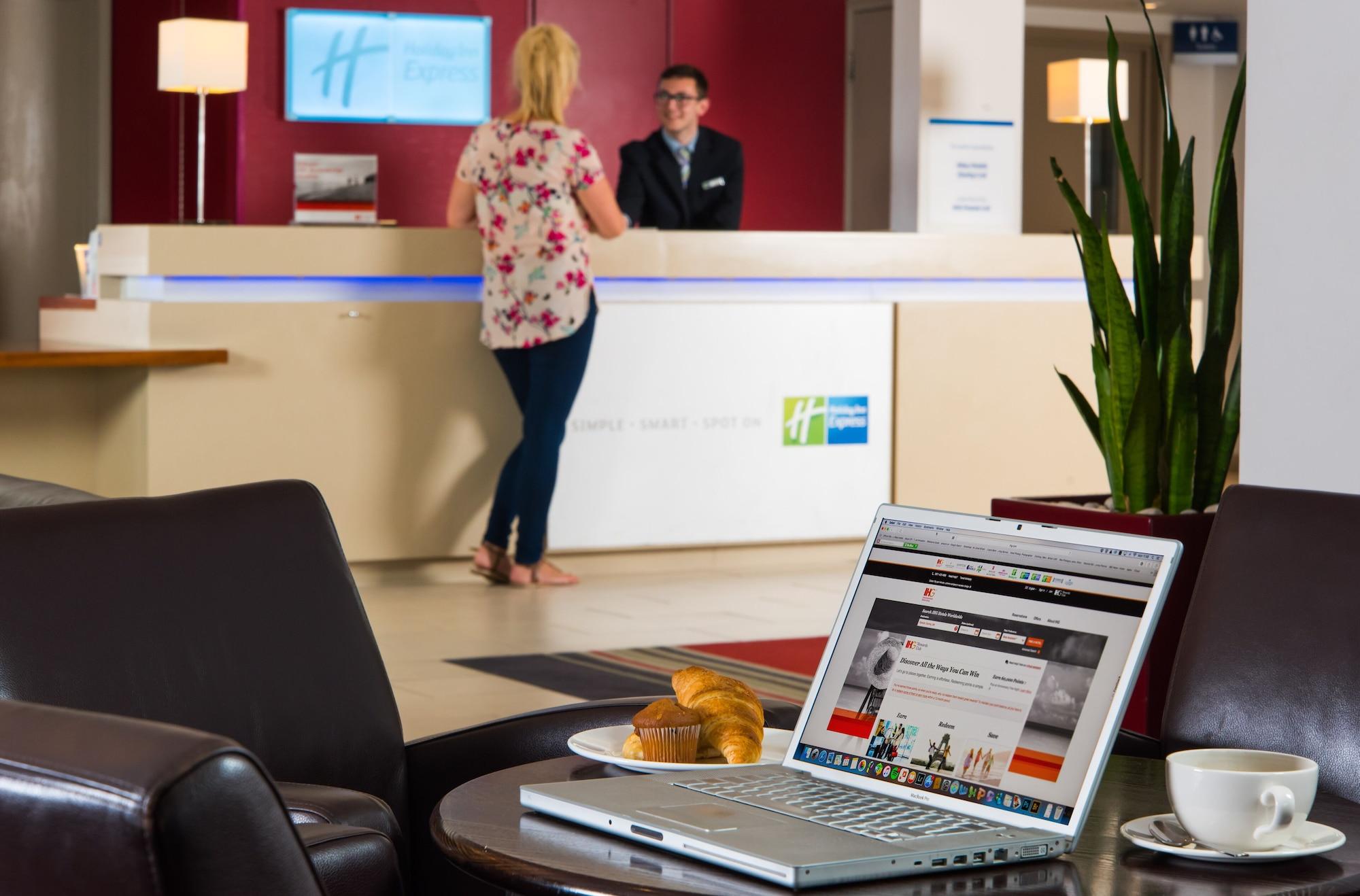 Vista Lobby Holiday Inn Express Derby Pride Park by IHG
