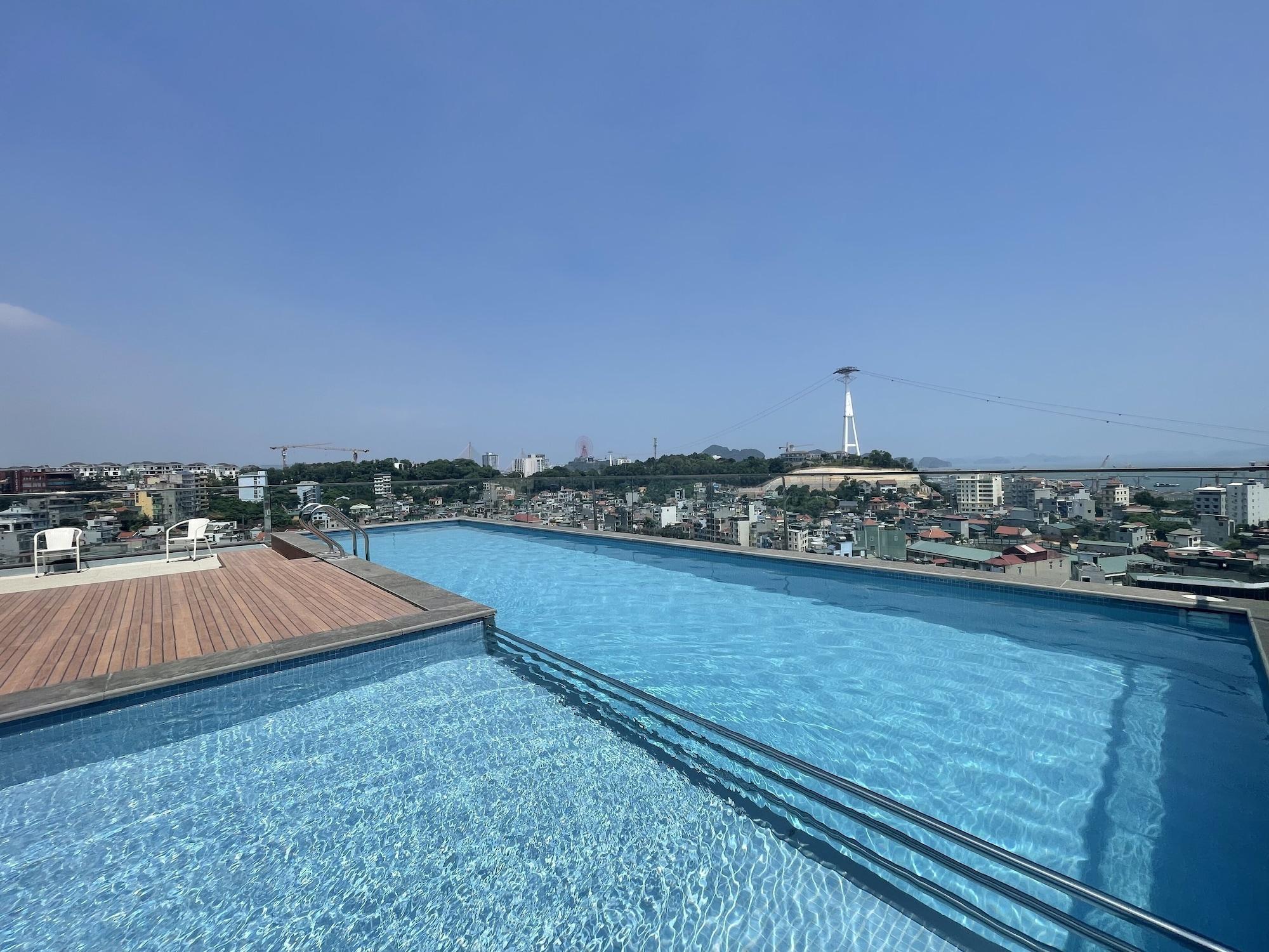 Varios The Light Hotel
