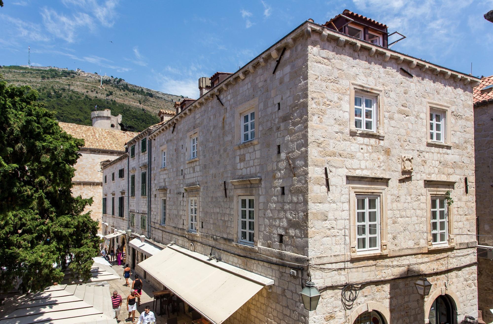 Varios Klarisa Palace Rooms