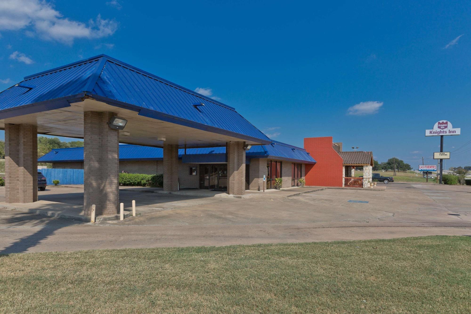 Vista Exterior Knights Inn Brenham